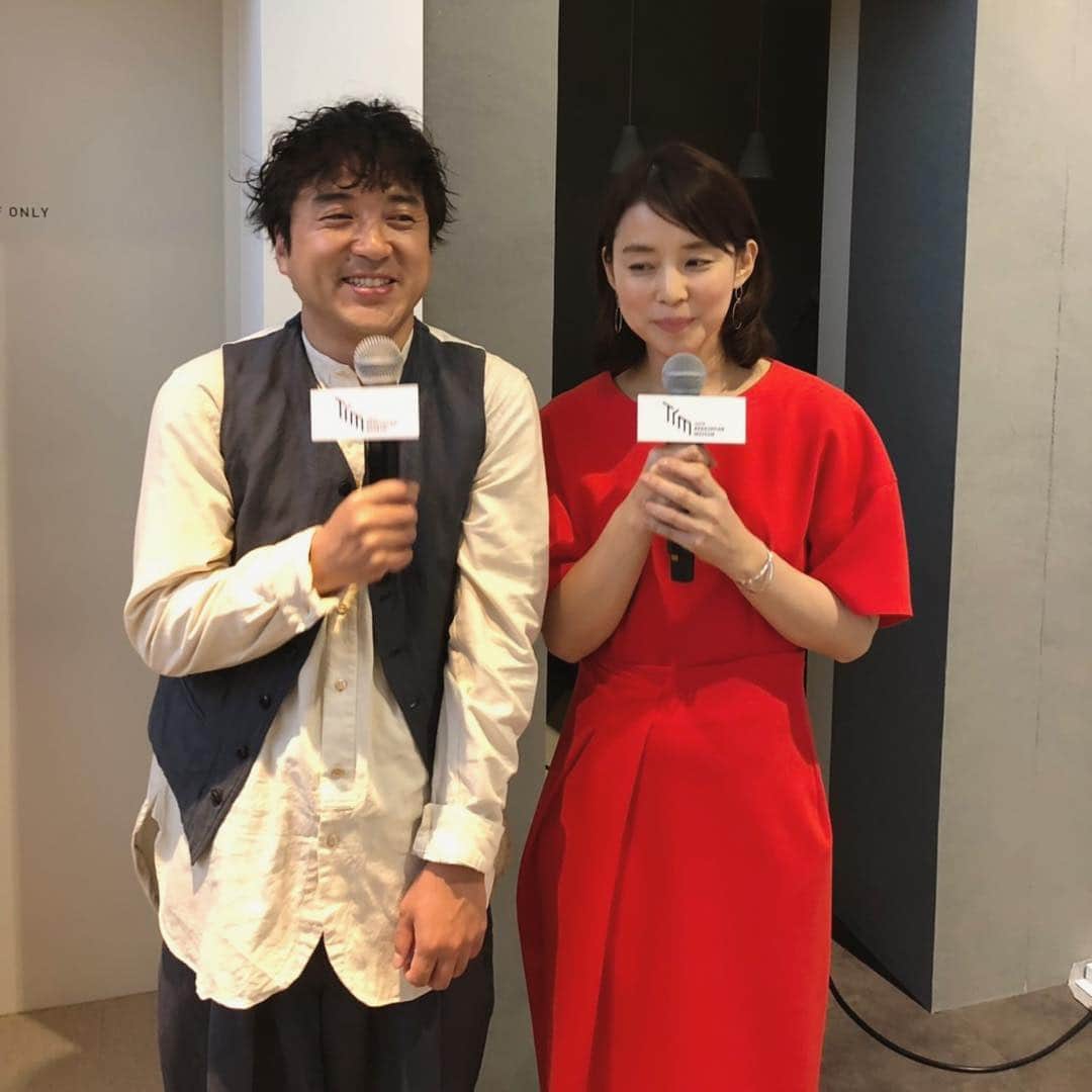 石田ゆり子さんのインスタグラム写真 - (石田ゆり子Instagram)「Panasonicの Tokyo リノベーション ミュージアム(略してTRM)の グランドオープン記者発表会。ムロツヨシさんと参加しました！ 「家に、恋」という 素晴らしいキャッチコピーとともに、 楽しい体験を沢山してまいりました。 もっとゆっくり見たかったです。 世の中はリノベーションブーム。 家に恋するように、じっくり楽しんで学んでもらえるミュージアムだと思いました。 70平米の 実寸大のモデルルームが２つあり、 間取りを変えずにここまで チェンジできるのね、と感心したり、 はたまた思いっきり大胆な間取り変更した場合の お部屋をみては ははぁ、こう来ますか、と 唸ったり。 とにかく家のこと、部屋のことは楽しいです。 どうぞみなさんTRMへ！ #Panasonic」4月9日 17時44分 - yuriyuri1003