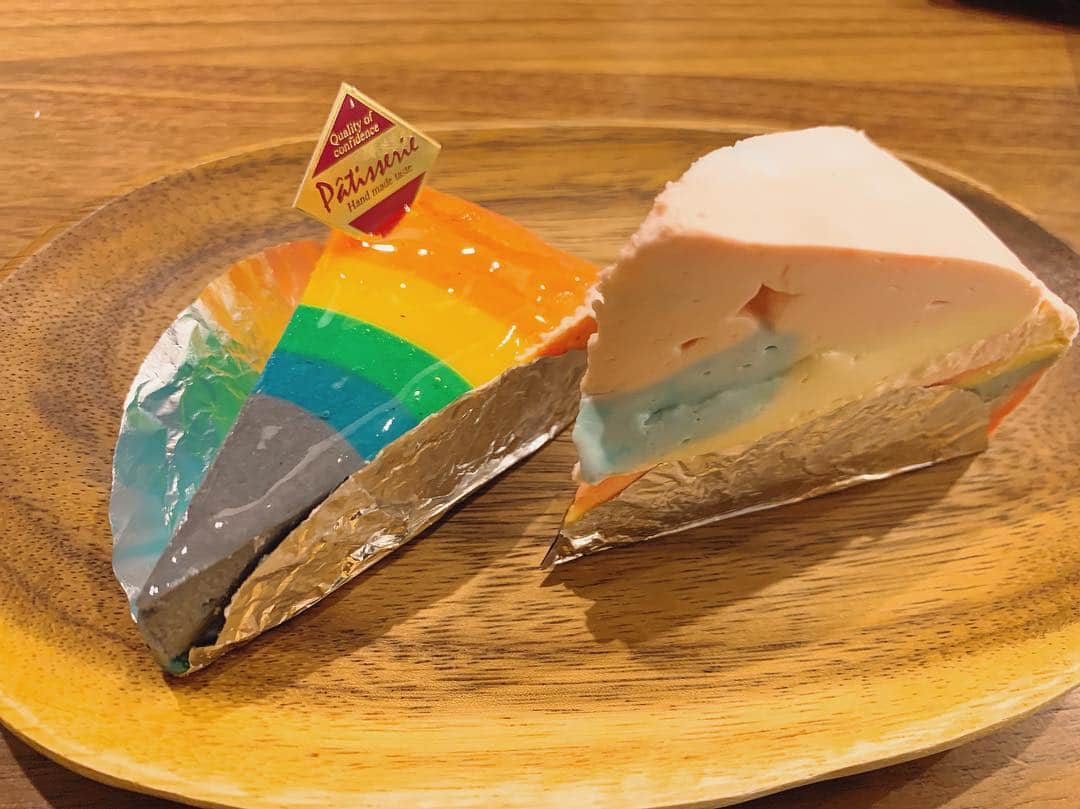 中村愛さんのインスタグラム写真 - (中村愛Instagram)「🍰♡ ・ ・ ・ みんなこんな #ケーキ はどうかしら⁉️(^^) #レインボーチーズケーキ  凄いでしょ！ 話題のお店 #学芸大学 #aworks  食べましたよー‼️ 味はねー んーとねーんーとねー。笑 #三度の飯より甘いもの」4月9日 17時45分 - nakamuramura_ai