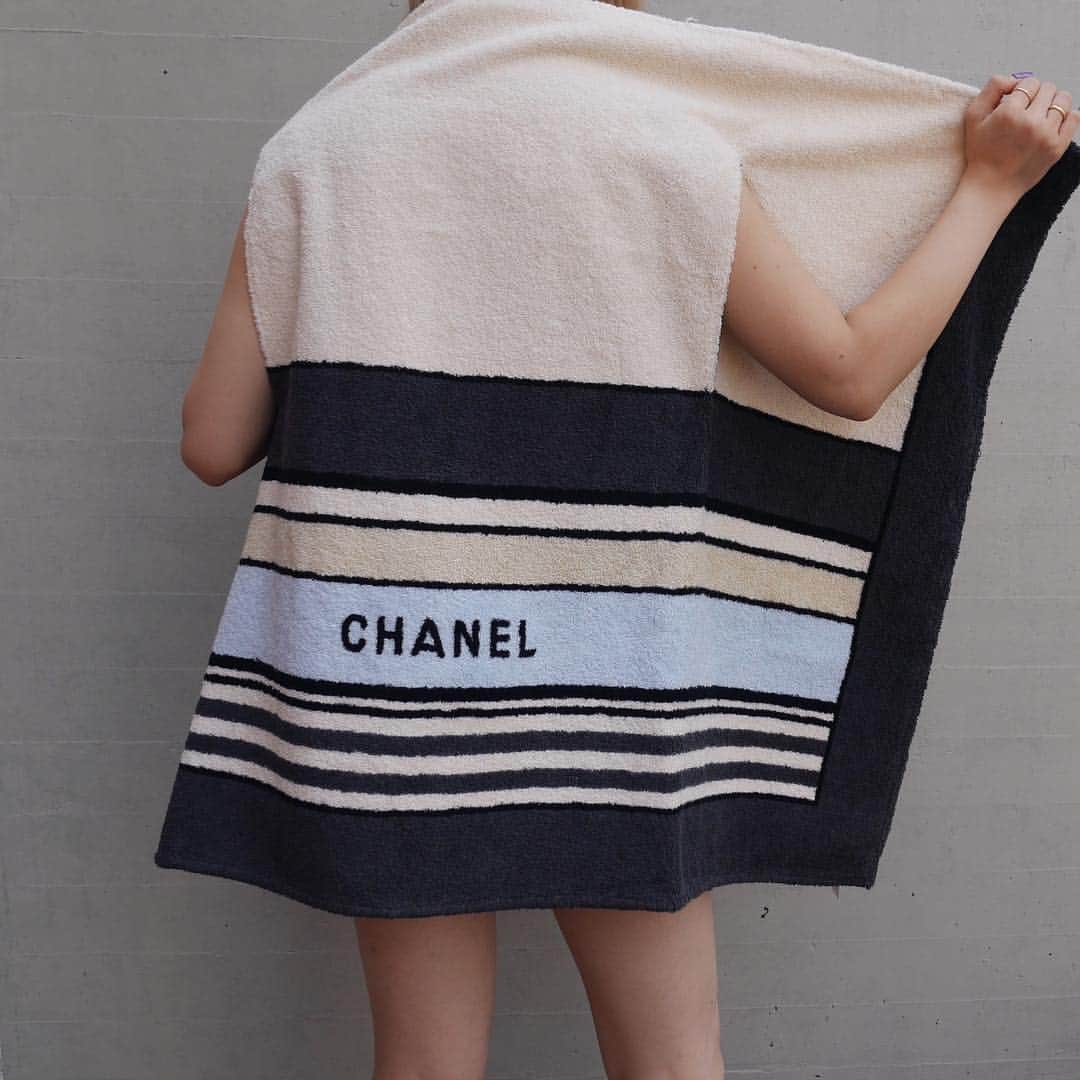 Vintage Brand Boutique AMOREさんのインスタグラム写真 - (Vintage Brand Boutique AMOREInstagram)「Vintage Chanel striped terry-cloth vest. Size 38.▶︎Free Shipping Worldwide✈️ ≫≫≫ DM for more information 📩 info@amorevintagetokyo.com #AMOREvintage #AMORETOKYO #tokyo #Omotesando #Aoyama #harajuku #vintage #vintageshop #ヴィンテージ #ヴィンテージショップ #アモーレ #アモーレトーキョー #表参道 #青山 #原宿#東京 #chanel #chanelvintage #vintagechanel #ヴィンテージ #シャネル #ヴィンテージシャネル #amorewardrobe #アモーレワードローブ」4月9日 17時38分 - amore_tokyo