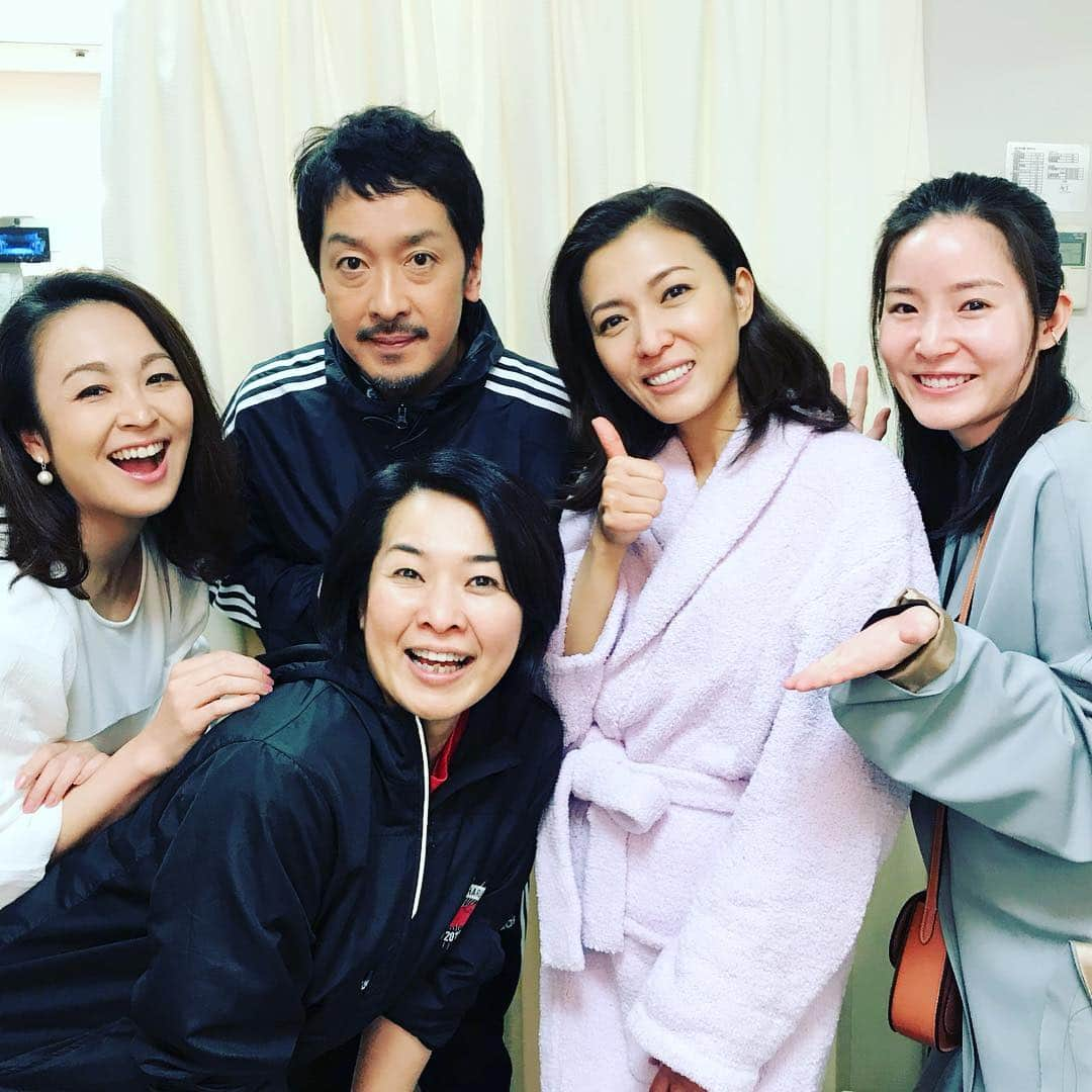 安蘭けいさんのインスタグラム写真 - (安蘭けいInstagram)「リトルナイトミュージックで一緒だったれんちゃんといいめぐが観に来てくれました😍ありがとう💕 あれから一年だって！早いなぁ✨ 懐かしい✨✨✨ #赤坂ACTシアター #ミュージカルハル #リトルナイトミュージック #蓮佛美沙子 ちゃん #飯野めぐみ ちゃん #栗原英雄 さん #家塚敦子 ちゃん #こんなに時が経つのって早かったっけ？？」4月9日 17時40分 - toko_aran