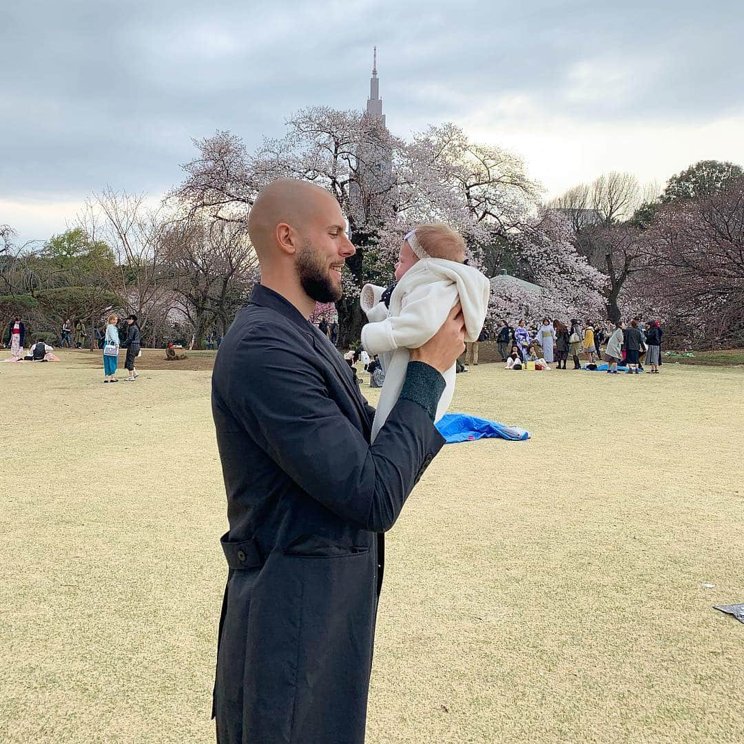 ロビン・シモビッチさんのインスタグラム写真 - (ロビン・シモビッチInstagram)「👨‍👧」4月9日 17時41分 - robinsimovic