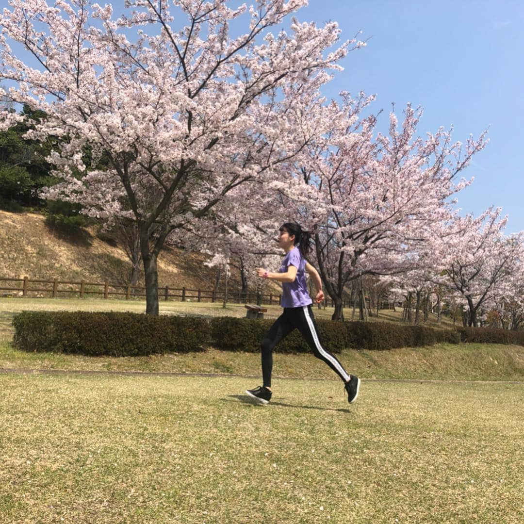 大田理裟さんのインスタグラム写真 - (大田理裟Instagram)「暖かくなってきて嬉しいなー🥺🌸💓 お気に入りのウェアと時計でテンションも上がって、とっても良いトレーニングができた꒰#’ω`#꒱੭ 横に白のラインがあるタイツだから、足が細く、長く見えるし、履いててもストレスを感じないからお気に入り😘💫 @champion_japan #champion #championjp #activestyle #babyg #casio」4月9日 17時43分 - ota_risa