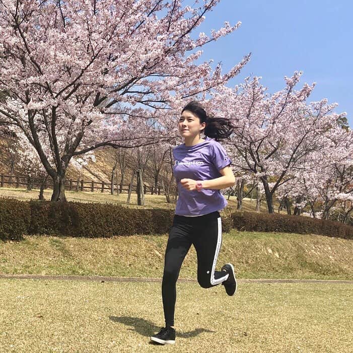 大田理裟のインスタグラム：「暖かくなってきて嬉しいなー🥺🌸💓 お気に入りのウェアと時計でテンションも上がって、とっても良いトレーニングができた꒰#’ω`#꒱੭ 横に白のラインがあるタイツだから、足が細く、長く見えるし、履いててもストレスを感じないからお気に入り😘💫 @champion_japan #champion #championjp #activestyle #babyg #casio」