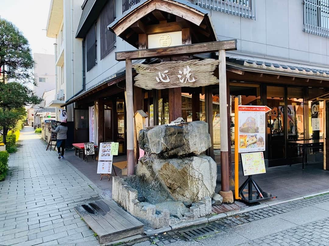 サトウヒロコさんのインスタグラム写真 - (サトウヒロコInstagram)「⛰ 【山が教えてくれること】 ‪何のために生きるかなんて‬ ‪わからなくたっていいじゃないの。‬ ‪歌っていても、歌っていなくても、勝負していても、勝負していなくても、君がいいなら何でもいいさ。  仕事はして欲しいけど、かじれるスネがあるならかじればいい。‬ 仕事も選ばなきゃいくらでもあるさね。  私は今ここで生きていますよ。 私はジプシーのようで 旅をして根を生やさぬうちにまた次の町に旅をして生きてきました。 旅をするように生きて、今はもう10年、この家は8年も暮らしています。 今年はこの町で土をまた耕すところから始めます。 せっせと働きましょう。  まっすぐ伸びた杉の木のように 私はこれからも ずっとまっすぐ生きるのだと思う。 正確には、まっすぐ生きさせてもらうんです私。 まっすぐな杉も唐松も、人が手入れしたものでしょう？ 人に委ね信じられるから、まっすぐ生きられるわけです。はい。 ぶつかりながら、交じり合いながら。 枝を落としてもらったりして、まっすぐ生きていきます。 ‪と、、気づいたら まあるくなりました。‬ まあるくなったら執着心がなくなり、美しいものがより美しく見えるようになりましたとさ。 ‪ 風が吹けば衣が剥がれぬようにすればいい。‬ 雨が降れば雨宿りを。 木の枝は手すりになり、 木の根は階段になる。 落ち葉と石で水は浄化されて、透明より透明な水を運ぶでしょう。 そんな水でじゃぶじゃぶと足で遊んで、とても清らかになって帰ってまいりましたとさ。  すみません。 オフでした（笑）  明日からまたお仕事頑張ります。 とくに、曲書きます。 書かせてください。 取り急ぎ書くので。  あ、 今夜7:30〜 CRT栃木放送『サトウヒロコ de  SHOW Neo!』 ゲストは永井 塁さん。  聞いてね♪  #サトウヒロコ #今日はお二人様 #山ガール #足利 #仙人が岳 #山登り #足利学校 #古印最中 #ゼンマイ #ヤシオツツジ #カタクリ」4月9日 17時53分 - satohiroko1208