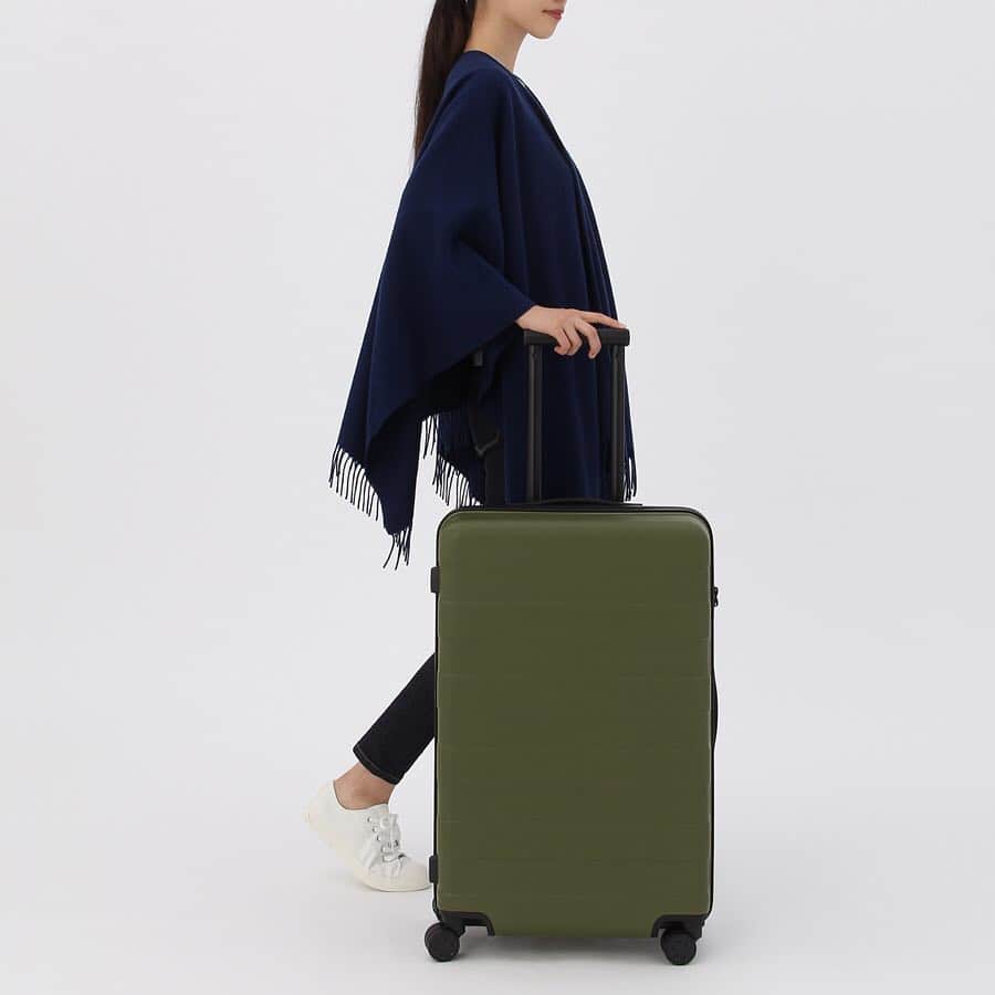 無印良品さんのインスタグラム写真 - (無印良品Instagram)「【ネットストア限定カラー】キャリーバーの高さを自由に調節できるストッパー付きハードキャリー ダークグリーンとアイボリーがネットストア限定で販売中です。 バーを好みの高さに調節でき、ストッパー機能を付けたハードキャリーです。 また、キャスターの素材が静音性の高いものになり走行音が静かになりました。早朝の出発時やヨーロッパの石畳などでも、騒音が抑えられます。 - #無印良品 #MUJI #キャリーバッグ #ハードキャリー #無印良品のバッグ #MUJIbag #キャリーバーの高さを自由に調節できる #多段階バー #静音キャスター」4月9日 18時00分 - muji_global