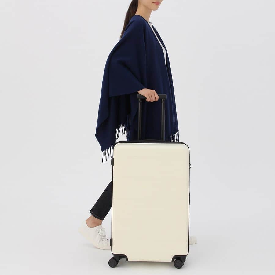 無印良品さんのインスタグラム写真 - (無印良品Instagram)「【ネットストア限定カラー】キャリーバーの高さを自由に調節できるストッパー付きハードキャリー ダークグリーンとアイボリーがネットストア限定で販売中です。 バーを好みの高さに調節でき、ストッパー機能を付けたハードキャリーです。 また、キャスターの素材が静音性の高いものになり走行音が静かになりました。早朝の出発時やヨーロッパの石畳などでも、騒音が抑えられます。 - #無印良品 #MUJI #キャリーバッグ #ハードキャリー #無印良品のバッグ #MUJIbag #キャリーバーの高さを自由に調節できる #多段階バー #静音キャスター」4月9日 18時00分 - muji_global
