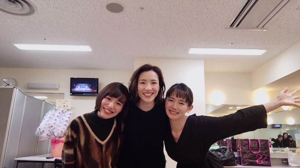生越千晴のインスタグラム：「. 『まほろば』たくさんご迷惑をおかけしました。無事元気になりました。 カンパニーの皆様のあたたかい空気に迎えられ今日からの公演でしっかりと元気に皆様にお返ししていきたいと思います。千秋楽までどうかよろしくお願いいたします。 明日、10日は14時公演と19時公演、お待ちしています！ . #早霧せいな さんと #中村ゆり さんと❤️」