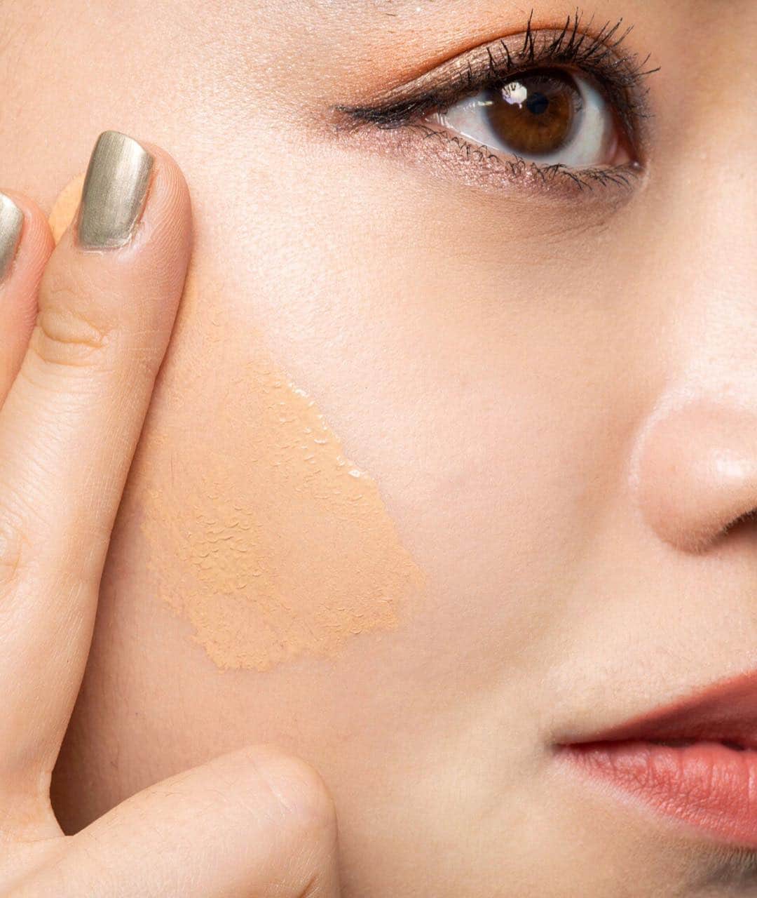 M∙A∙C Cosmetics Japanのインスタグラム：「⠀ M·A·Cの人気No.1リキッドファンデーション スタジオ フィックス フルイッド SPF 15 から新色登場! あなたの肌色に合う色味がきっと見つかる...+* #MACStudioFix #スタジオフィックス #EveryShadeOfYou ⠀ ⠀ 新色追加は4/12! ⠀ ↓↓使用メイン製品↓↓ [スタジオ フィックス フルイッド SPF 15] N28 ⠀ MAKEUP AND MODEL: M·A·C ARTIST KOTOMI MINAMIZUKA @mac_lumineest PHOTO: @takaki_iwata ⠀ ⠀ ⠀ ⠀ ⠀ ⠀ #MACCosmeticsJapan #MACコスメ #MACCosmetics #MyArtistCommunityJP  #MACArtistChallenge #MAC #コスメ #メイク #foundation #FluidFoundation #Fluid #ファンデーション #フルイドファンデーション #MACスタジオフィックス #新色 #クリーミースキン #サンキススキン #CreamySkin #SunKissSkin」