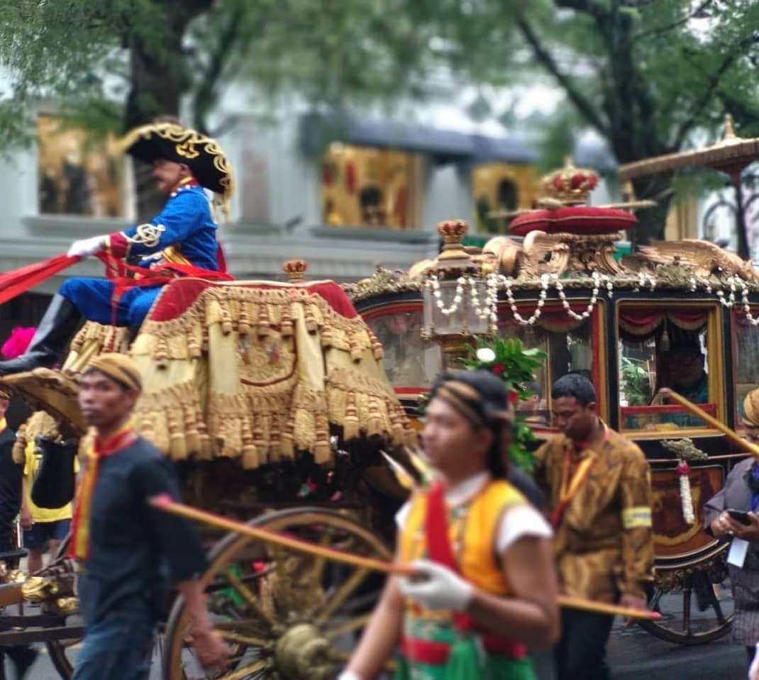 Vicky Shuさんのインスタグラム写真 - (Vicky ShuInstagram)「Tingalan dalem Jumeneng ke 15  SISKS Pakubuwono XIII (peringatan naik Tahta Raja Solo) Dan kirab Agung Keraton Kasunanan Surakarta Hadiningrat.」4月9日 18時04分 - vickyshu