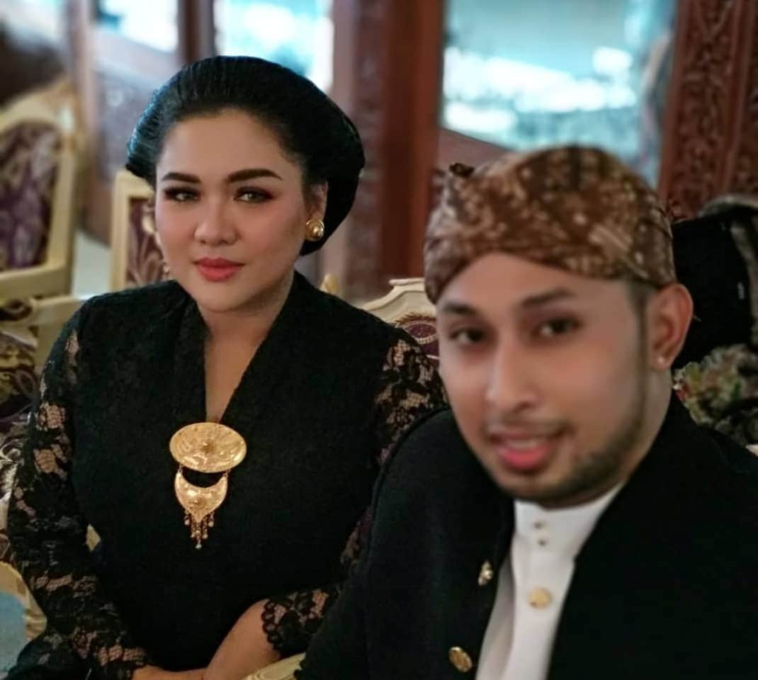 Vicky Shuさんのインスタグラム写真 - (Vicky ShuInstagram)「Tingalan dalem Jumeneng ke 15  SISKS Pakubuwono XIII (peringatan naik Tahta Raja Solo) Dan kirab Agung Keraton Kasunanan Surakarta Hadiningrat.」4月9日 18時04分 - vickyshu