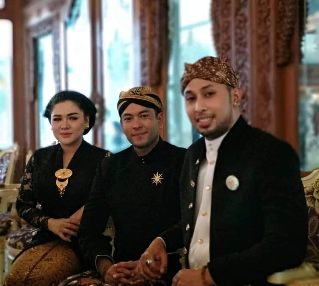 Vicky Shuさんのインスタグラム写真 - (Vicky ShuInstagram)「Tingalan dalem Jumeneng ke 15  SISKS Pakubuwono XIII (peringatan naik Tahta Raja Solo) Dan kirab Agung Keraton Kasunanan Surakarta Hadiningrat.」4月9日 18時04分 - vickyshu