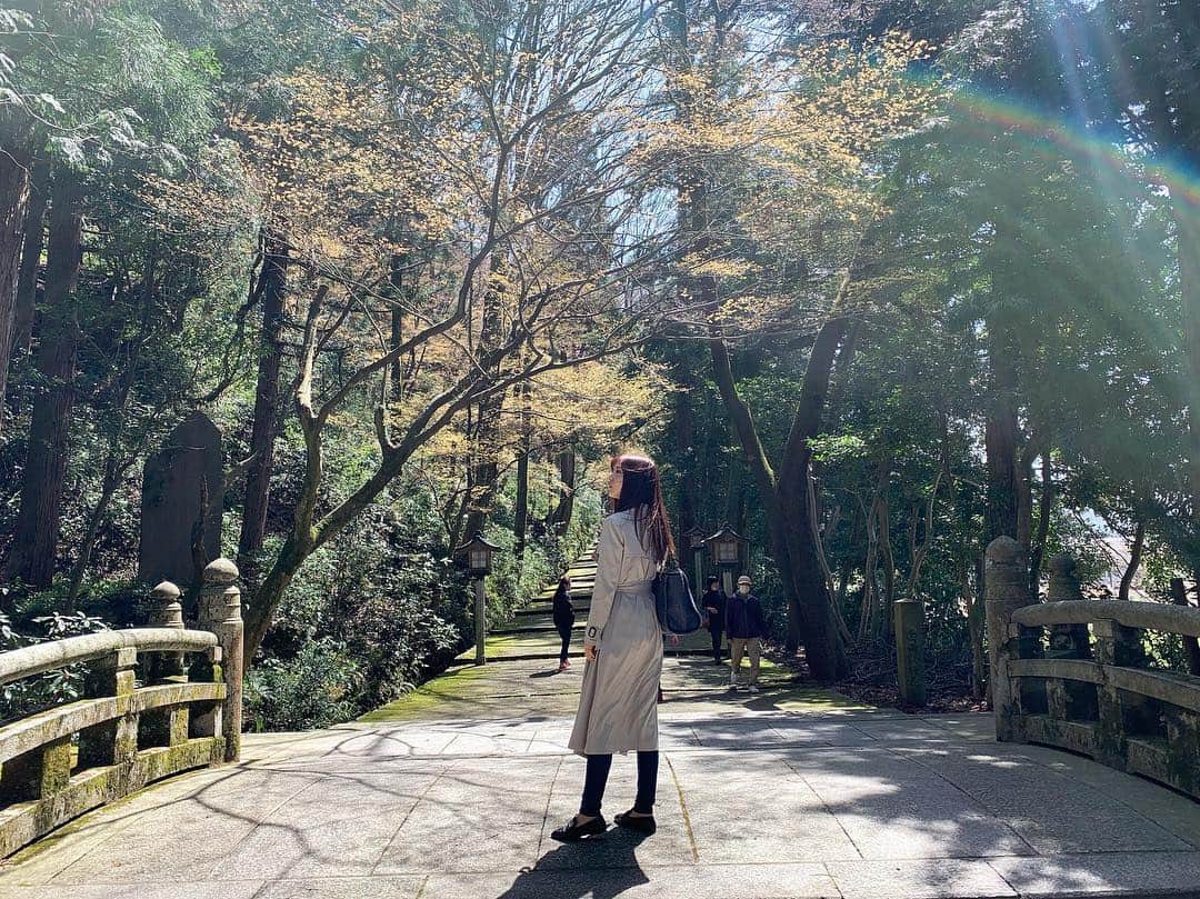 のインスタグラム：「白山比咩神社⛩ 入った瞬間に心が浄化される感じ。 1枚目の写真右端に虹が…🤭🤭🌈 友達とおみくじが全く同じ内容だったというのも奇跡。 金沢駅から少し離れているけど行く価値ありです✨恋のパワースポットで有名みたい💕 . #金沢 #金沢旅行 #神社 #白山比咩神社 #御朱印 #御朱印巡り #御朱印集め #神社巡り #パワースポット #パワースポット巡り #パワースポット神社」