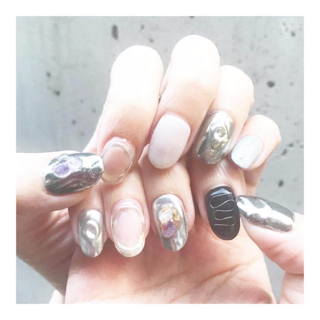 のインスタグラム：「nail ［april］  #ニュアンスネイル #カジュアルネイル #春ネイル2019 #春ネイル #ミラーネイル #ぐにゃぐにゃ #西北 #西宮北口 ＃ホイル #チェーン #うねうねネイル #シルバーネイル #likeforlikes #nail #デザインネイル」