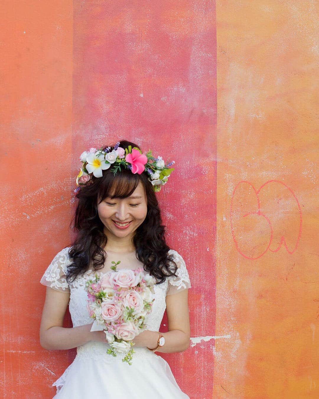 ベストブライダル公式 ハワイウエディングさんのインスタグラム写真 - (ベストブライダル公式 ハワイウエディングInstagram)「@bestbridal_overseasをフォローして、 『#ベストブライダルリゾート』のタグをつけて 写真をUPしてみてね . --------- . お写真映えバッチリな色鮮やかな壁の前に立つ可愛らしい花嫁さま♩ 素敵な花冠とブーケとの相性もバッチリでとっても美しく華やか◎ お二人顔を見合すお写真はとってもロマンチック･* Area:ハワイ Chapel:パラダイスガーデンクリスタルチャペル . --------- ［先着10組］2019年6月末までの挙式で挙式料50%OFF！ http://bit.ly/2skZ9Pe ✡公式HPはコチラをcheck！！ https://bestbridal-resort.jp --------- . 『#ベストブライダルリゾート』のタグをつけて 写真をUPしてみてね IGでリグラムされるかも♡ . #ウェディングフォト #ブライダルフォト #前撮り#後撮り #ロケーションフォト #エンゲージメントフォト #プレ花嫁#卒花 #関西花嫁#関東花嫁 #ロケーション撮影  #2019春婚  #2019夏婚#2019秋婚 #日本中のプレ花嫁さんと繋がりたい #リゾートフォト#リゾート挙式 #ハワイウェディング #フォトウェディング #ウェディングブーケ」4月9日 18時14分 - bestbridal_overseas