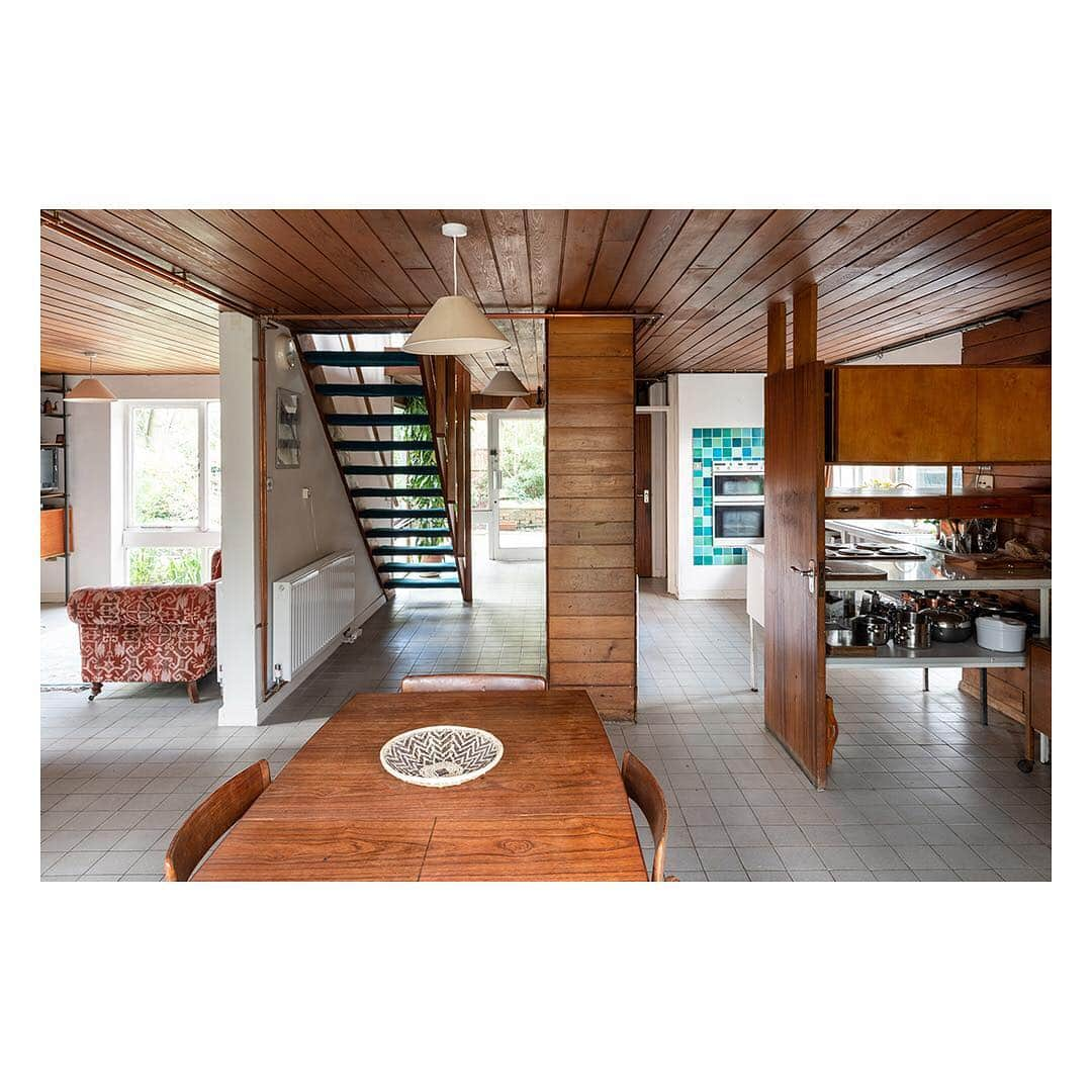 The Modern Houseさんのインスタグラム写真 - (The Modern HouseInstagram)「Ripe for the Picking: a mid-century home on Strawberry Hill Road, Twickenham. Link in our bio for more info.  #architectshome #1960sarchitecture #midcentury」4月9日 18時15分 - themodernhouse