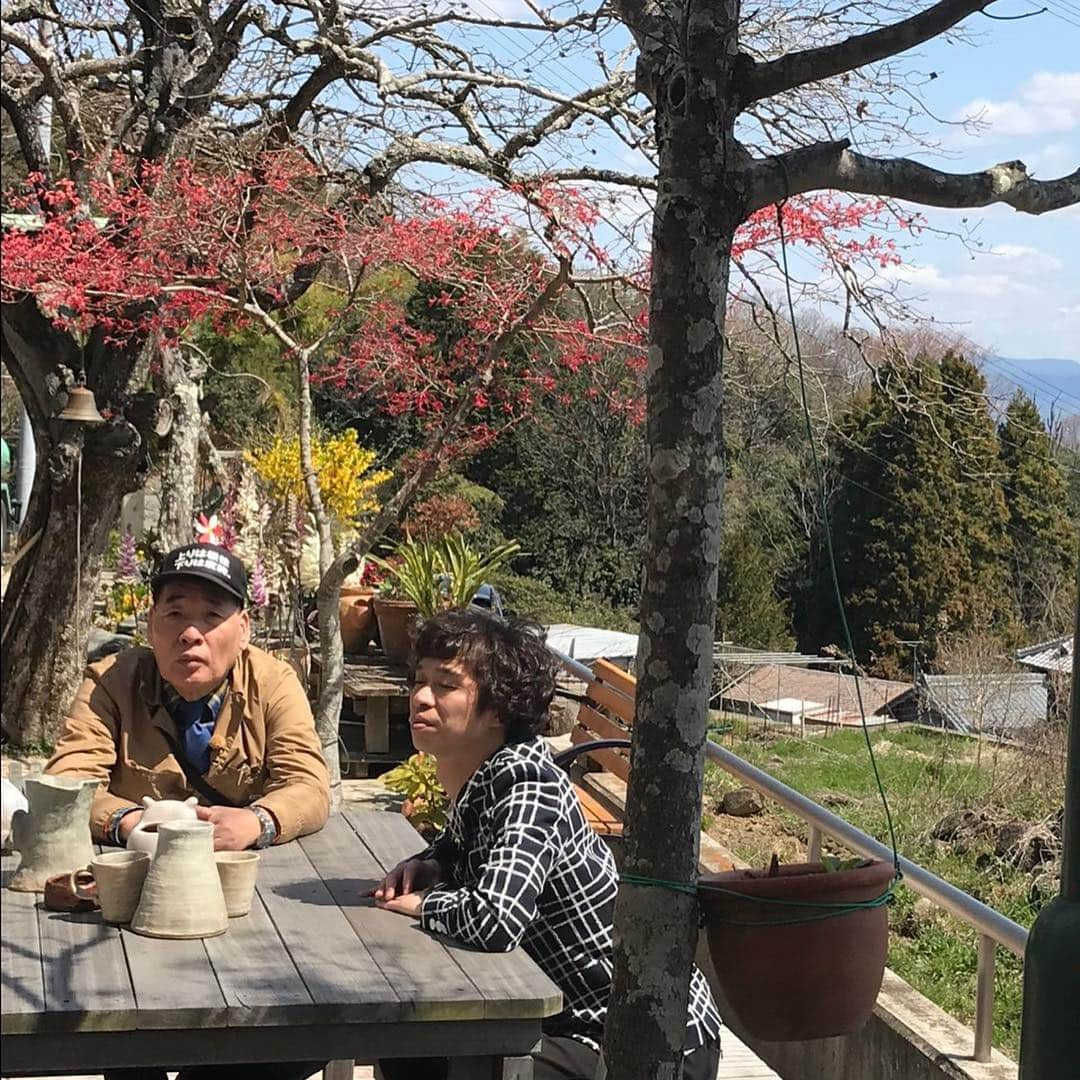 渡邊孝平さんのインスタグラム写真 - (渡邊孝平Instagram)「写真の状況は ロケの合間、晴れた昼下がりに桜を見ながら大助師匠から【陰陽師】と【宇宙】の話を聞いている時の写真です。 . . ZTV【大助花子の夫婦で笑】 めちゃ楽しいロケでした！ 大助花子師匠は優しくて素敵なお2人です✨ 5月 01 日(月)~OA(1本目)  5月 16 日(火)~OA(2本目)」4月9日 18時16分 - nabe2000