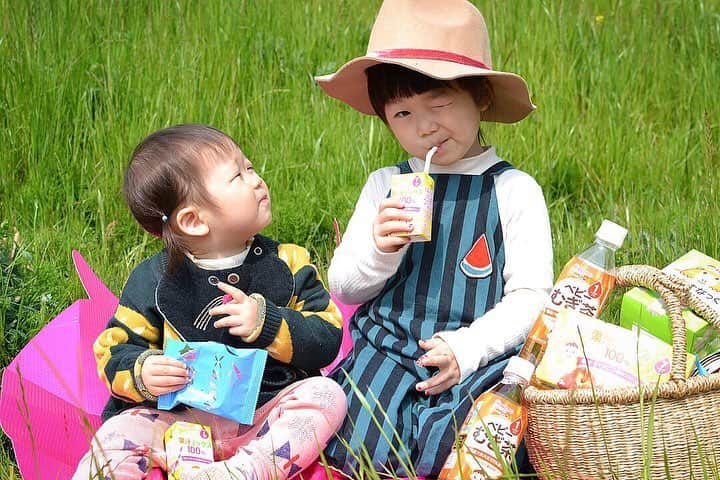 kyokkyのインスタグラム：「ポカポカ陽気が気持ちいい🧘‍♀️👒🐛 今日この頃🌸🌸🌸🌸🌸 川の土手でピクニック🧺💕ここで写真撮るとバックが綺麗なミドリでスゴイ好きぃ🍀 #wakodo の#小魚すなっく をパクパク食べている妹🐟ミックスジュースを飲んでる姉🍹 小魚すなっくもジュースも食べ過ぎず飲み過ぎないサイズで3パックずつ入っているので本当にお出掛けに便利🚲💕 こっそりまだ食べようとしている妹…🐟妹のお世話をした過ぎる姉…🍼 2人の思いはそれぞれですが、本当に仲良しです👭💕 楽しい春休みの思い出たくさん作ってあげたいなぁ🌸まずはお花見🌸次は動物園かな🐘🦓💕 早くお花見したい‼️ #和光堂 #お出かけ #ベビーフード #おやつ #栄養マルシェ #ベビー飲料 #ママ #パパ #子育て #和光堂ベビーフード #赤ちゃんがいる生活 #赤ちゃんのいる生活 #子育てママ #新米ママ #赤ちゃんとお出かけ #ママリ #PR」