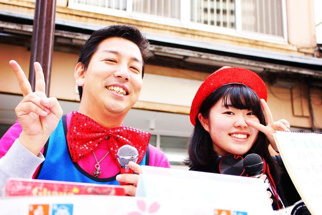 crie style クリエすずき建設のインスタグラム：「先日、柏駅東口で開催された 「ストリートパーティー #8」 クリエ代表 鈴木は、この日、 ラジオDJとして参加しておりました！ 今回タッグを組んだのは、なんと現役の女子高生！！ とは思えぬ大人顔負けのトーク、 素晴らしかったですっ！  そして、 以前クリエで製作した家具も使っていただいており、 嬉しい限りでしたー(´ω`)♡ このイベント開催には、 幅広い年齢層の方が携わっていらっしゃいました。 でも、イベント運営の為に 一致団結する姿は輝いていましたし、 なんといっても、皆さんとっても良い顔してました♡  そして、楽しそうに、 夢中になって遊ぶお子さんたちの笑顔。 『笑顔 』というのは、人を、街を、 幸せにするんだな~と、 なんだか心がホクっとなるときを過ごしました。  柏に住む皆さまにとって、多くの方とふれあえる、 安全で居心地の良い場所がもっともっと 増えますように。  これからも、UDC2の活動に期待です♪ (広報 丸山) #ストリートパーティー#UDC2 #ラジオ#ラジオDJ #ストリートサッカー #ハウディモール #まちづくり#笑顔 #バリアフリー#セカンドライフ #ユニバーサルデザイン #新築#注文住宅#リノベーション#リフォーム #ライフスタイル#住まいづくり #楽しく人生をデザイン #criestyle#クリエスタイル #crie#クリエ #すずき建設#クリエすずき建設 #クリエすずき #工務店#柏市#柏」