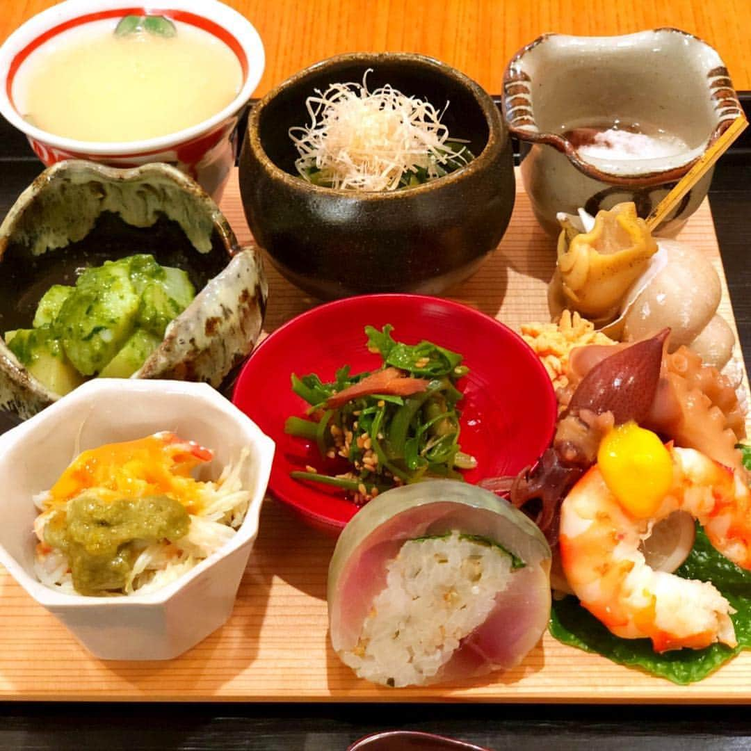 里井真由美さんのインスタグラム写真 - (里井真由美Instagram)「🇯🇵JR東日本 新幹線、グランクラス車両のお食事でも知られる「日本料理 一凛 」さんへ。お店は完全予約制です✨ ・ ・ 橋本 幹造 (Mikizo Hashimoto)大将の春の懐石〜♪すごかったです〜😆 ・ ・ ⭕️京都ヒスイ豆のお椀、鯛や鰹お造り、白魚・山菜の天ぷら、八寸は蟹・雲丹・鯖寿司・ホタルイカ・飯蛸・ツブ貝・海老・ナマコなど旬素材が盛りだくさん！ ・ ・ 若狭牛と、シメは 鰻ご飯〜〜‼️ ・ ・ とても丁寧でおいしく、大将の京都弁にホッと共感しちゃう✨また伺いたい名店です🙏 ・ ・ #1級フードアナリスト里井真由美 #日本料理#日本料理一凛#一凛#和食#うなぎ＃八寸#japan#japanesegirl #里井真由美」4月9日 18時20分 - mayumi.satoi