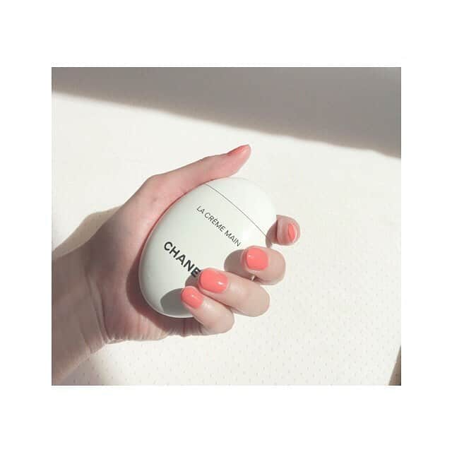 日高薫のインスタグラム：「最近の定番セルフネイル💅🌸 ジェルトップコートを重ねるとツヤツヤで持ちも良くてお気に入り💗 CHANELのハンドクリームは相変わらず愛用中💗  #chanel #307 #ヴェルニ #オレンジフィズ #ネイル #nailmente #ジェル #トップコート #ハンドクリーム」