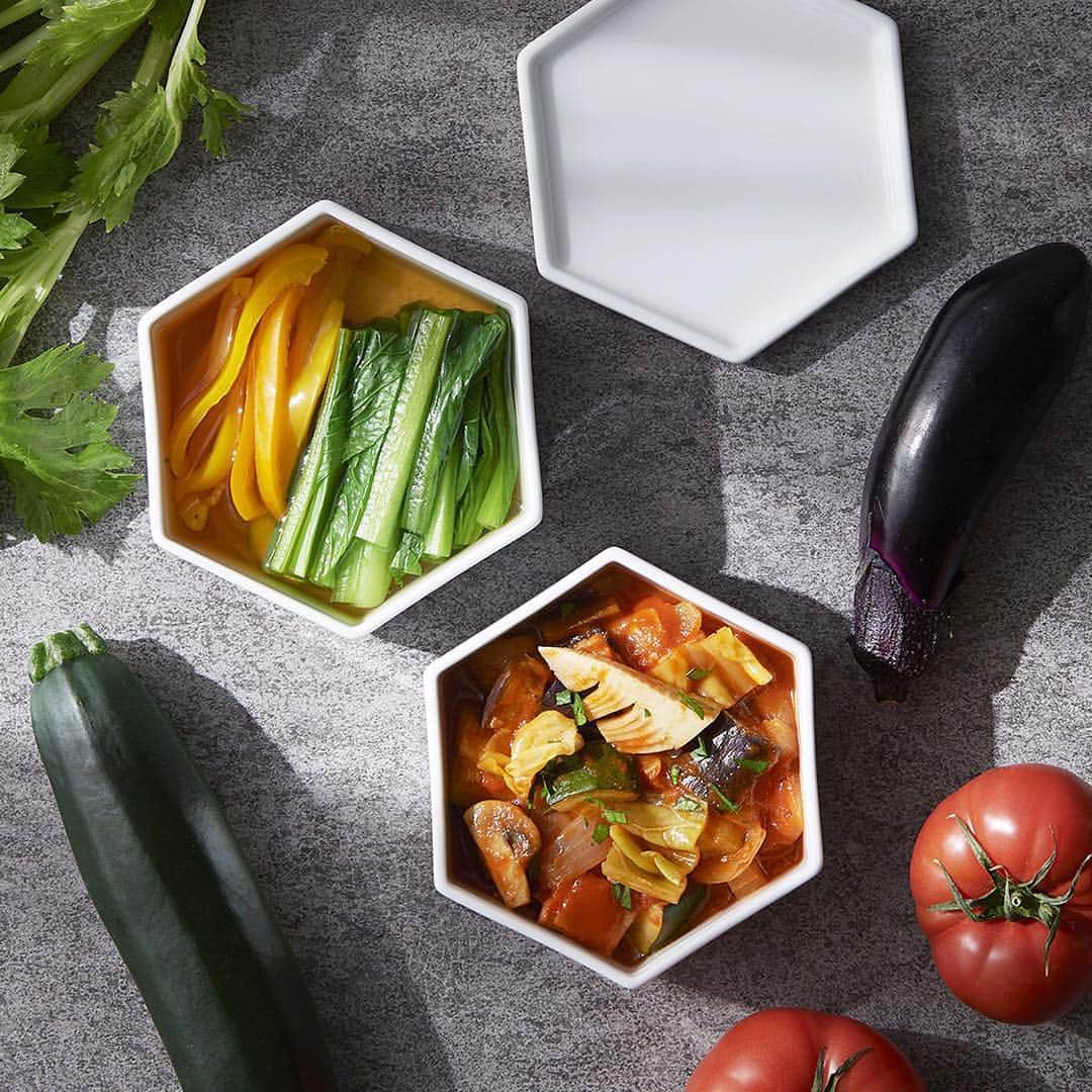 Panasonic Cooking（パナソニッククッキング）さんのインスタグラム写真 - (Panasonic Cooking（パナソニッククッキング）Instagram)「忙しい新学期シーズンに大活躍する、春野菜をつかった常備菜。約-3℃で冷やすことで味の染み込みがスピーディーに。 今日からの投稿は、レシピに加え、うつわの情報もご紹介！お楽しみに。 ■ ■ #春野菜のラタトゥイユ （4人分） トマト　180g たけのこ　50g 春キャベツ　50g セロリ　50g たまねぎ　100g なす　100g ズッキーニ　100g マッシュルーム　50g にんにく　1片 ベーコン　60g オリーブオイル　大さじ2 A：トマトジュース　200mL A： 塩、こしょう　少々 パセリ（みじん切り）　適量 ■ 【1】セロリは筋を取り、野菜はすべて小さめの一口大に切る。マッシュルームは四つ割りにする。それぞれ保存容器に入れ、パーシャルフリージング（約-3℃）しておく。 【2】にんにくはたたいてつぶす。ベーコンは2cm幅に切る。 【3】フライパンにオリーブオイルとにんにくを入れて中火で熱し、香りが立ったら、トマト以外の野菜とベーコンを炒める。 【4】全体に油が回ったら、トマトとAを加えて混ぜ、15分ほど煮る。 【5】器に盛り、パセリをふる。 ※商品の取扱い詳細は、付属の説明書をご覧ください。 ■ ■ うつわについて 1908年創業、NIKKO独自の技術で焼き上げた角鉢シリーズ。強度が高く、オーブン・電子レンジにも対応。残り物が出たときは、うつわを重ねてそのまま保存できるので、日常使いにぴったり。 ■ #ラタトゥイユ #トマトジュース #常備菜 #つくりおき #NIKKO #ニッコー #器 #うつわ #六角鉢 #角鉢シリーズ #パーセプションチャイナ #磁器  #livingmotif  @livingmotif #微凍結パーシャル #パーシャルフリージング #冷蔵庫 #おいしい7days #クッキングラム #homecooking #パナソニッククッキング #panasonic_cooking #パナソニック #panasonic」4月9日 18時22分 - panasonic_cooking