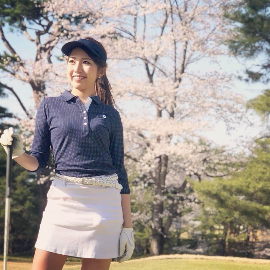 Footjoy Japanさんのインスタグラム写真 - (Footjoy JapanInstagram)「桜と @_natsumitakeda_ （FJ公式アンバサダー）  7分丈で少しでも日焼けを避けたいゴルファーにオススメのストレッチドットシャツ。 「ドットプリントシャツ（ネイビー/86211）：9,000円」  #fjアーガイル #fjgolfleisure #19SSアパレル」4月9日 18時25分 - footjoy.japan