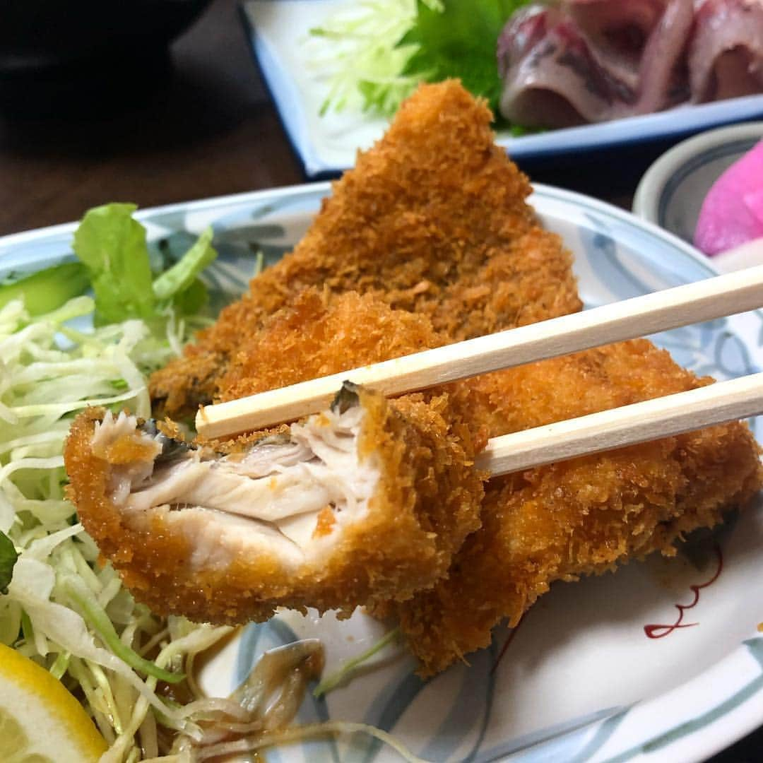 磯部奈央さんのインスタグラム写真 - (磯部奈央Instagram)「食べまくりの週末❤︎ . 先週末に行った館山では、ひたすら食べてました🐷体感体重、プラス5キロ。 . 「木村ピーナッツ」のピーナッツソフトと「さすけ」のアジフライは美味しすぎて館山行ったら必ず行きたい場所❣️おすすめ〜❤︎ . . . #仲間 #友達 #家族 #仲良し #館山 #千葉 #旅行 #サプライズ #サプライズ大成功 #大成功 #バースデーサプライズ #birthdaysurprise #birthday #birthdaytrip #グルメ #館山グルメ #満腹」4月9日 18時26分 - nao_isobe729