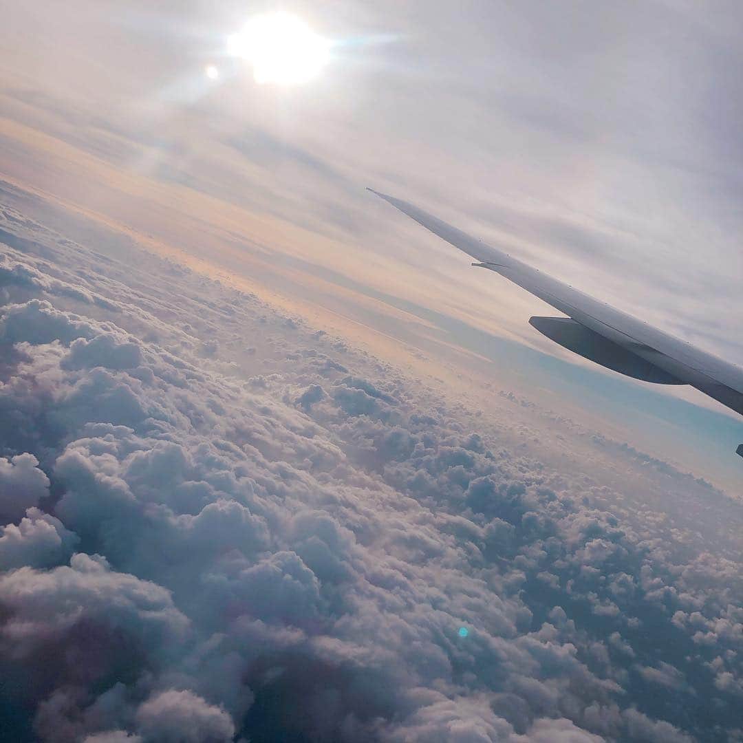 石川瑠利子さんのインスタグラム写真 - (石川瑠利子Instagram)「. . doze off on the plane✈️✨ . . #sky #trip #travel #airplane」4月9日 18時37分 - ruriko_ishikawa