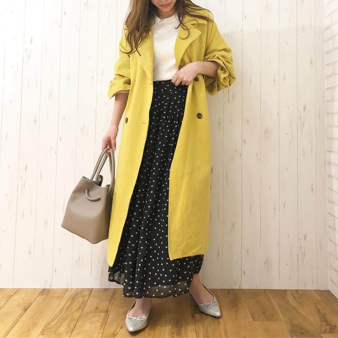 神戸レタス/Wowma店のインスタグラム：「4/9 今週の売れ筋アイテムをご紹介😚🌸 . .  #ワンピース 【E1971】 ¥ 2,990 col:ベージュ×ブラック . #アウター 【K790】 ¥ 2,990 col:ブルー . #シューズ 【I1779】 ¥ 2,290 size:M col:グリーン . #バッグ 【B1242】 ¥ 2,490 col:ブラック . . 通販サイトは、プロフィールURLから飛んで下さい💗 プロフィールからリンクに飛べない場合は「神戸レタス wowma!」「神戸レタス au」で検索してみてください♪商品はサイト内でID検索できます🐶🔍 . #神戸レタス#kobelettuce#ドット#プチプラコーデ#プチプラ#韓国ファッション#ゆったり#体型カバー#春服#春コーデ#コーデ#今日の服#今日のコーデ#コーディネート#ファッション#ママコーデ#ママリ#ママファッション#しまむら#トレンチ#韓国#インスタ映え#お洒落さんと繋がりたい#写真好きな人と繋がりたい#写真を撮るのが好きな人と繋がりたい」