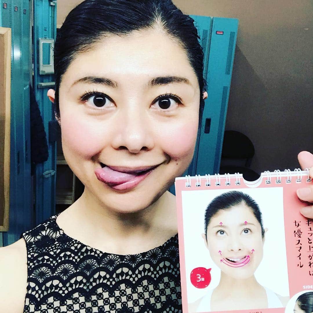 間々田佳子さんのインスタグラム写真 - (間々田佳子Instagram)「顔も筋トレ💪💪💪 #御徒町  #サンプレイ #顔ヨガ」4月9日 18時32分 - yoshiko.mamada