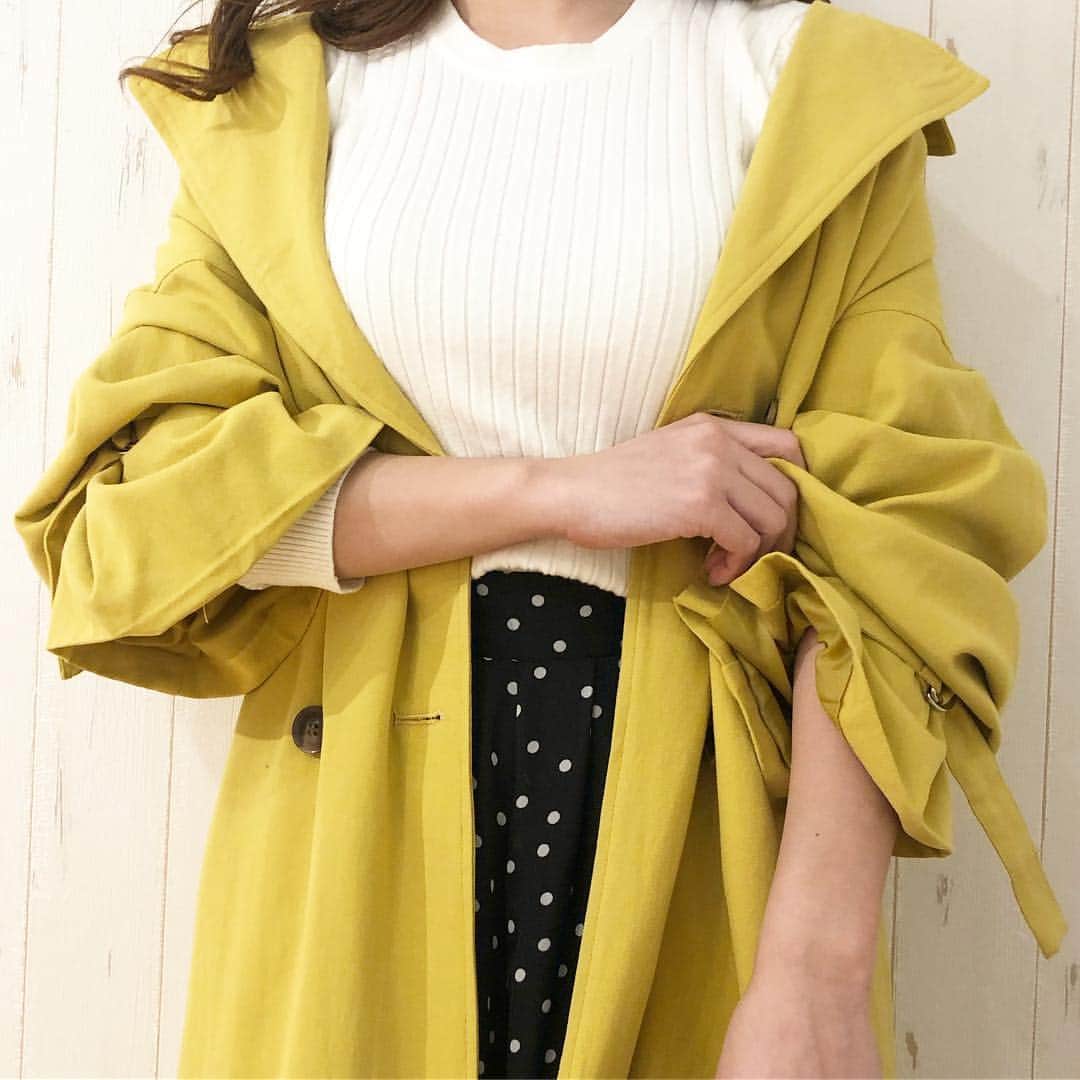 神戸レタス/Wowma店のインスタグラム：「4/9 今週の売れ筋アイテムをご紹介😚🌸 . .  #ワンピース 【E1971】 ¥ 2,990 col:ベージュ×ブラック . #アウター 【K790】 ¥ 2,990 col:ブルー . #シューズ 【I1779】 ¥ 2,290 size:M col:グリーン . #バッグ 【B1242】 ¥ 2,490 col:ブラック . . 通販サイトは、プロフィールURLから飛んで下さい💗 プロフィールからリンクに飛べない場合は「神戸レタス wowma!」「神戸レタス au」で検索してみてください♪商品はサイト内でID検索できます🐶🔍 . #神戸レタス#kobelettuce#ドット#プチプラコーデ#プチプラ#韓国ファッション#ゆったり#体型カバー#春服#春コーデ#コーデ#今日の服#今日のコーデ#コーディネート#ファッション#ママコーデ#ママリ#ママファッション#しまむら#トレンチ#韓国#インスタ映え#お洒落さんと繋がりたい#写真好きな人と繋がりたい#写真を撮るのが好きな人と繋がりたい」