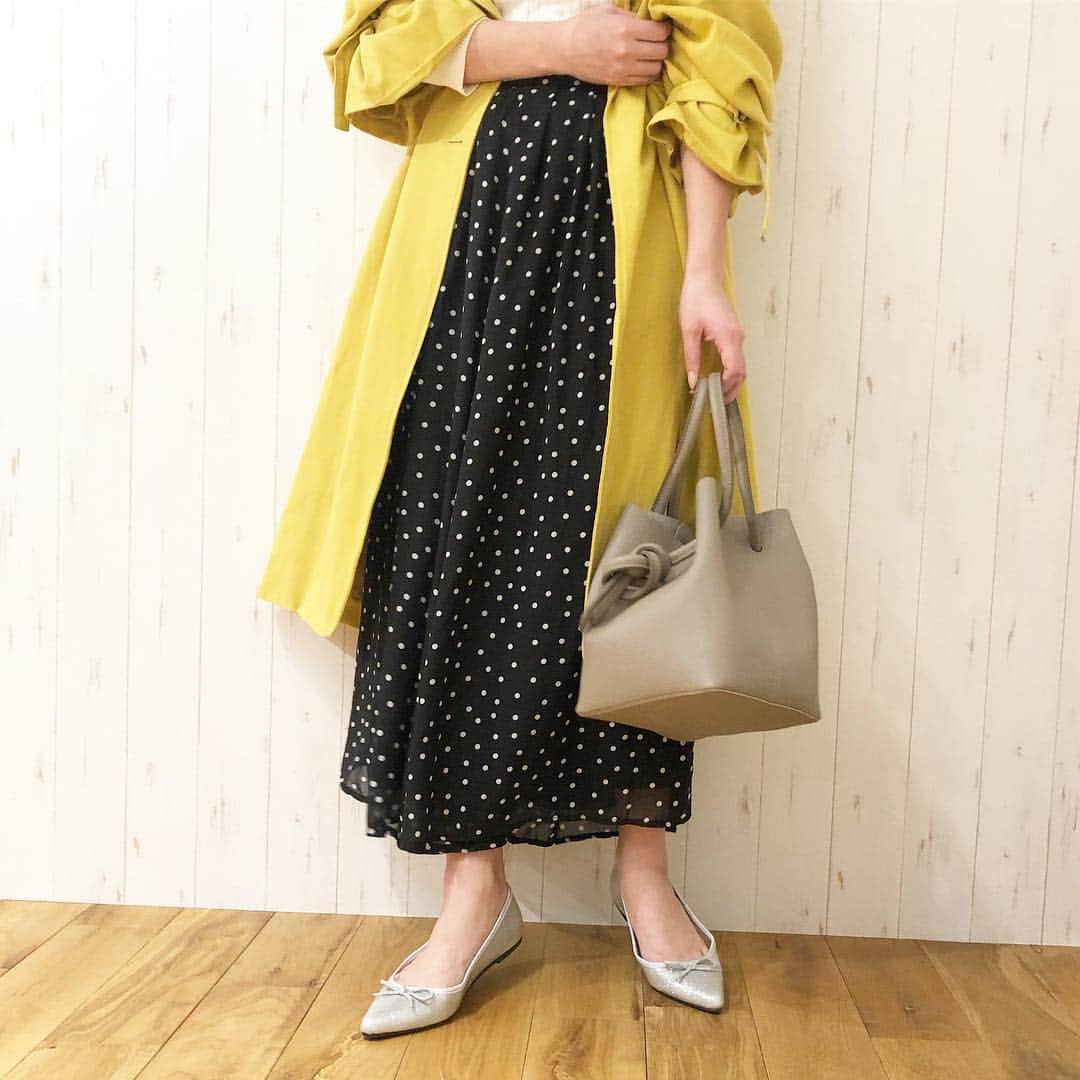 神戸レタス/Wowma店のインスタグラム：「4/9 今週の売れ筋アイテムをご紹介😚🌸 . .  #ワンピース 【E1971】 ¥ 2,990 col:ベージュ×ブラック . #アウター 【K790】 ¥ 2,990 col:ブルー . #シューズ 【I1779】 ¥ 2,290 size:M col:グリーン . #バッグ 【B1242】 ¥ 2,490 col:ブラック . . 通販サイトは、プロフィールURLから飛んで下さい💗 プロフィールからリンクに飛べない場合は「神戸レタス wowma!」「神戸レタス au」で検索してみてください♪商品はサイト内でID検索できます🐶🔍 . #神戸レタス#kobelettuce#ドット#プチプラコーデ#プチプラ#韓国ファッション#ゆったり#体型カバー#春服#春コーデ#コーデ#今日の服#今日のコーデ#コーディネート#ファッション#ママコーデ#ママリ#ママファッション#しまむら#トレンチ#韓国#インスタ映え#お洒落さんと繋がりたい#写真好きな人と繋がりたい#写真を撮るのが好きな人と繋がりたい」