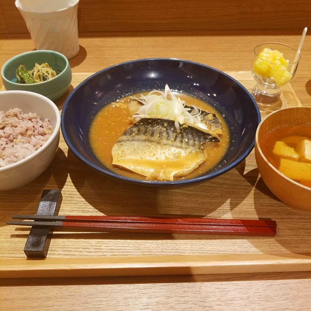 いいオフィスさんのインスタグラム写真 - (いいオフィスInstagram)「【ほっこり和定食＠いいオフィス池袋】 いいオフィス池袋から歩いて3分ほどのところに、「かこみ食卓」という定食屋さんがあります。 そこの鯖の味噌煮がとっても美味しかったので、ぜひ皆さんに伝えたい！！ 骨もなく、身もふわっとしており、味噌に絡めてご飯と一緒にほおばると幸せが押し寄せます。 次の池袋のランチは、ここできーまりっ！ #コワーキングスペース #シェアオフィス #いいオフィス #いいオフィス池袋 #池袋ランチ #定食 #和食ごはん #鯖の味噌煮 #おいしい #ほっこり #かこみ食卓」4月9日 18時33分 - e_office_ueno