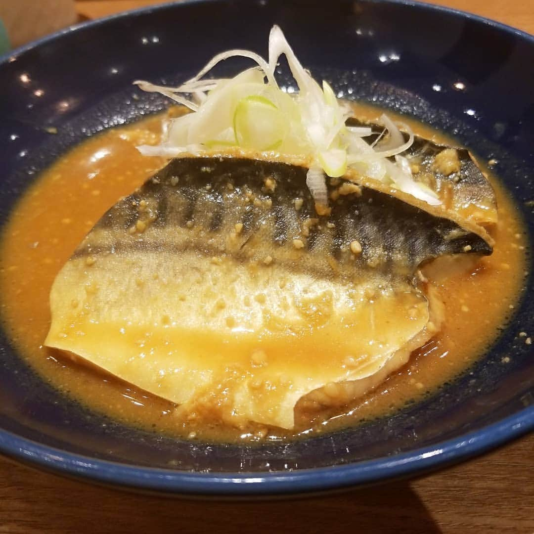 いいオフィスさんのインスタグラム写真 - (いいオフィスInstagram)「【ほっこり和定食＠いいオフィス池袋】 いいオフィス池袋から歩いて3分ほどのところに、「かこみ食卓」という定食屋さんがあります。 そこの鯖の味噌煮がとっても美味しかったので、ぜひ皆さんに伝えたい！！ 骨もなく、身もふわっとしており、味噌に絡めてご飯と一緒にほおばると幸せが押し寄せます。 次の池袋のランチは、ここできーまりっ！ #コワーキングスペース #シェアオフィス #いいオフィス #いいオフィス池袋 #池袋ランチ #定食 #和食ごはん #鯖の味噌煮 #おいしい #ほっこり #かこみ食卓」4月9日 18時33分 - e_office_ueno