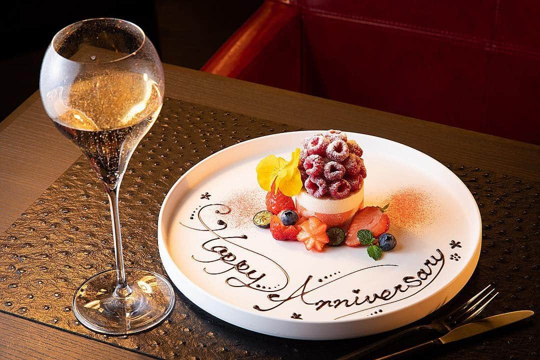 ヒルトン大阪 Hilton Osakaさんのインスタグラム写真 - (ヒルトン大阪 Hilton OsakaInstagram)「【1日1組限定🍰アニバーサリーディナー】 #お誕生日 のお祝いはもちろん、#プロポーズ や #結婚記念日 など思いを込めて大切な方へサプライズしませんか？ WEB限定一日一組、シェフ自慢のお料理にモエ　エ　シャンドンやお祝いのケーキ、記念写真がついた特別プランです。CENTRUMスタッフがもてなす上質なサービスと、ロマンチックな空間で心に残るひとときを🥂 . . 【アニバーサリー予約はこちら▶️ @hiltonosaka 】 . LINE@おともだちにお得な情報を配信中 【ヒルトン大阪　ダイニング】で検索 . . . Whether a birthday, an anniversary or a proposal, ensure your significant occasion will be treasured forever by the very special person in your life! This website offer is limited to just one booking per day. It includes a course menu with the chef’s special dish, a bottle of Moët & Chandon champagne, celebration cake and a commemorative photo. The romantic environment, superb cuisine and the CENTRUM team’s outstanding service will combine to create an enchanting memory that will last a lifetime. . . . . . ============ #ヒルトン大阪 #ヒルトン #ヒルトンホテル #セントラム #大阪グルメ #梅田グルメ #アニバーサリー #サプライズ #誕生日  #お祝い #CENTRUM #大阪ディナー #梅田ディナー #スイーツ #苺 #いちご #梅田 #大阪 #お祝い #いちごスイーツ #カップル #記念日 #HitonOsaka #Hilton #Osaka #Umeda #Anniversary」4月9日 18時33分 - hiltonosaka