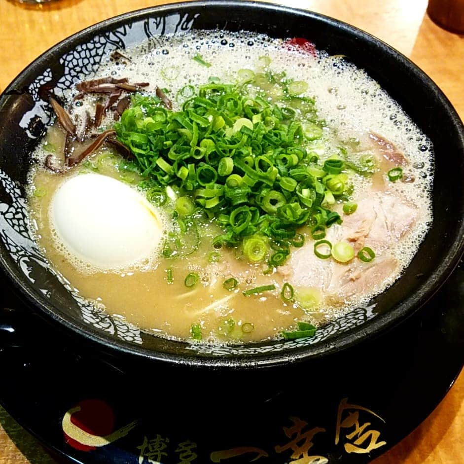 小高亮さんのインスタグラム写真 - (小高亮Instagram)「出張のため、一幸舎でラーメン。  泡系とんこつ。 福岡っぽくて良いなぁ。  #ラーメン #一幸舎 #福岡グルメ」4月9日 18時38分 - odaka_p