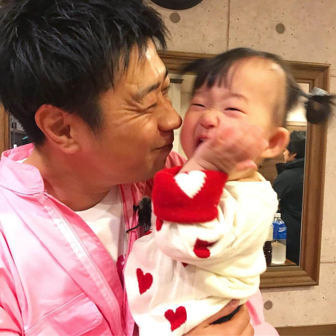 尾形貴弘さんのインスタグラム写真 - (尾形貴弘Instagram)「そうだ！こないださくちゃん無事に1歳1ヶ月を迎えました！ 一週間くらい風邪を引いていて かわいそうだったけどやっと元気になりました！ たくさん歩ける様になったのと おしゃべりも上手になってきたのと朝起きて目が合った瞬間から全力「サンキューー！！」してくれます！ あいみょんが大好きで毎日ノリノリであいみょんを踊ってます！かわいいものを見るとかわいい〜って言う！！ いっぱい食べてる様に見えるけど、口にいれても9割だして1割くらいしか食べてないーーー。。 それだけが悩みだ。。。 とにかく一日会わないだけでどんどん成長していくから凄いなぁー！！！ #柴犬大好き #柴犬マニア  #愛犬  #赤柴 #しばけん  #しばちゃん  #しばいぬ大好き  #shibainu  #shiba_snap  #犬ばか部  #いぬばか部 #ミク #三九 #39 #パンサー尾形 #赤ちゃん #赤ちゃんのいる暮らし #赤ちゃんと犬 #1歳1ヶ月 #サンキュー #ママリ #ベビフル」4月9日 18時39分 - miku3_miku_9