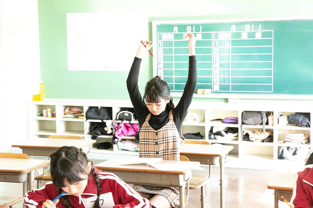 ニコ☆プチのインスタグラム：「🏫✏️ 4月号『ニコ☆プチ小学校』から 塾長のアンナ＆ココハのオフショットだよ✨ . ヨユーなアンちゃんと、 問題が解けずテンションガタ落ちになり 反省するココハさん。。👻笑 : : ⚾️💞 プチ☆コレ9、ステージ応募＆観覧読者ともに締め切らせていただきました。たくさんのご応募ありがとうございました😊 #田中杏奈  #阿部ここは #プチコレ応募ありがとうございました」