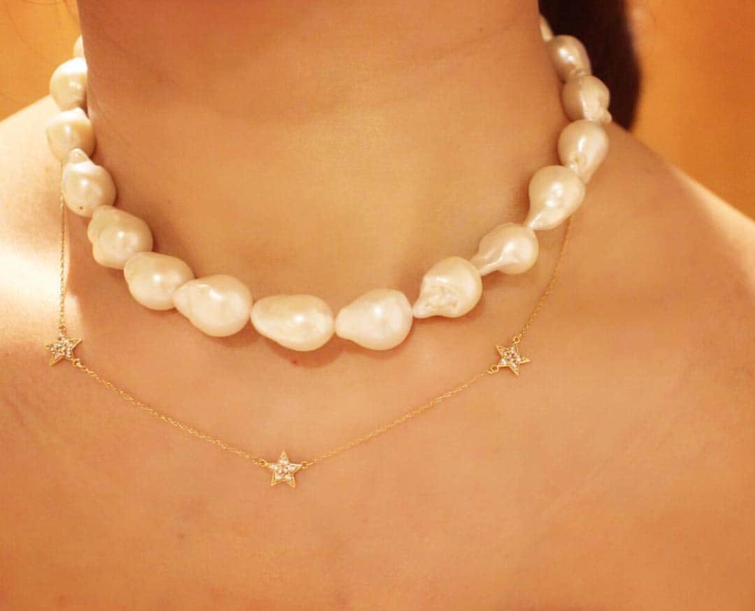 のインスタグラム：「New in🐚❤️🐳 一連のあこやパールのネックレス⭐️ @maayapearls  とっても素敵で 身につけるたびに背筋が伸びる気分💗 私のパールは、 全部MAAYAのもの✨ 今月の４月１７日から１週間、 梅田阪急百貨店の三階で popup storeがオープンするみたいです✨☺️✨ 手にとって見れる絶好のチャンスなので 関西の皆様是非足を運んでくださいね🌸✨ 私ももちろん愛するまやこに会いに行きます🎁 #MAAYA #pearl #maayapearl #梅田 #阪急百貨店  #三階 #popup #limitedshop」