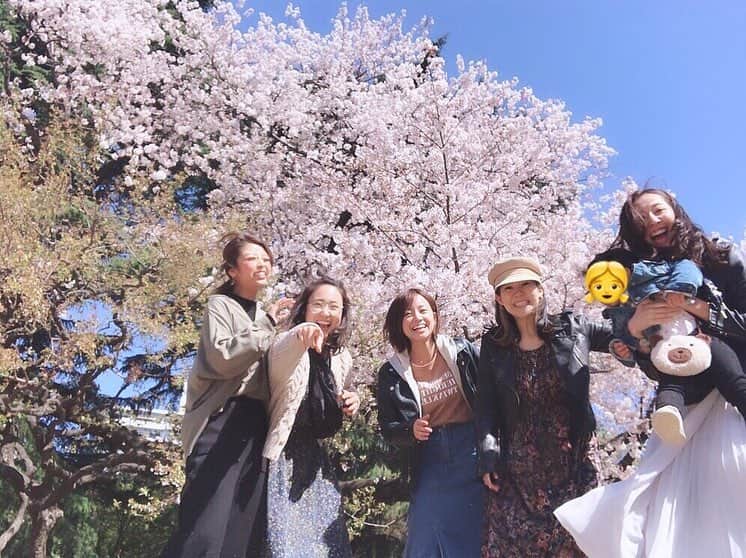 阿部智帆さんのインスタグラム写真 - (阿部智帆Instagram)「🌸🌸🌸 . 今日も笑い倒したなぁ😆 いつまでも変わらない大切な仲間☺︎❤︎ . . #giants#venus #cheer#teammates #私の子みたいになってる笑 #👧#かわいかった♡ #新宿御苑#お花見#🌸」4月9日 19時05分 - chiho_abe829