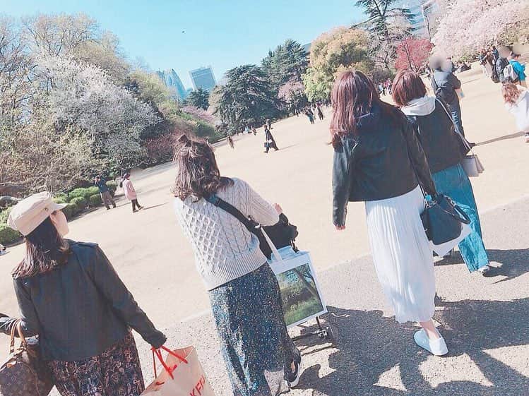 阿部智帆さんのインスタグラム写真 - (阿部智帆Instagram)「🌸🌸🌸 . 今日も笑い倒したなぁ😆 いつまでも変わらない大切な仲間☺︎❤︎ . . #giants#venus #cheer#teammates #私の子みたいになってる笑 #👧#かわいかった♡ #新宿御苑#お花見#🌸」4月9日 19時05分 - chiho_abe829