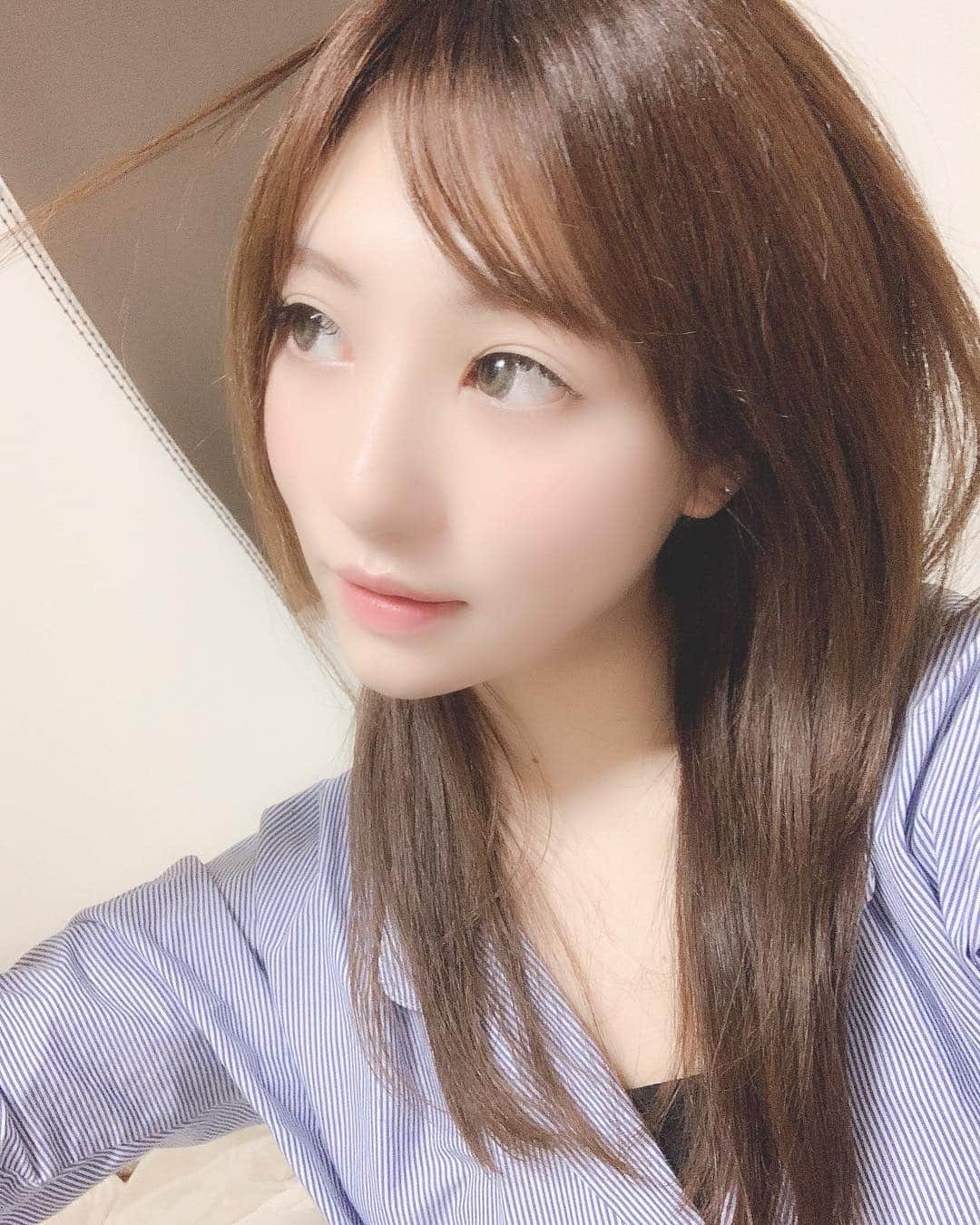 川本愛彩さんのインスタグラム写真 - (川本愛彩Instagram)「. 大分トップが重くなって 来たのでcutに‪✂︎‬ 春は気分もルンルン♪ . ついでにマツエクもハシゴしちゃいました☝️ 今日のメイクは眉だけ！ たまにはナチュラル👌 . . #カット #トップ #春 #ストレート #ヘアー #マツエク #ナチュラル #メイク #カラコン #ありです #自撮り屋 #cut #hair #salon #make #avanpromotion」4月9日 18時49分 - aya_s.collection