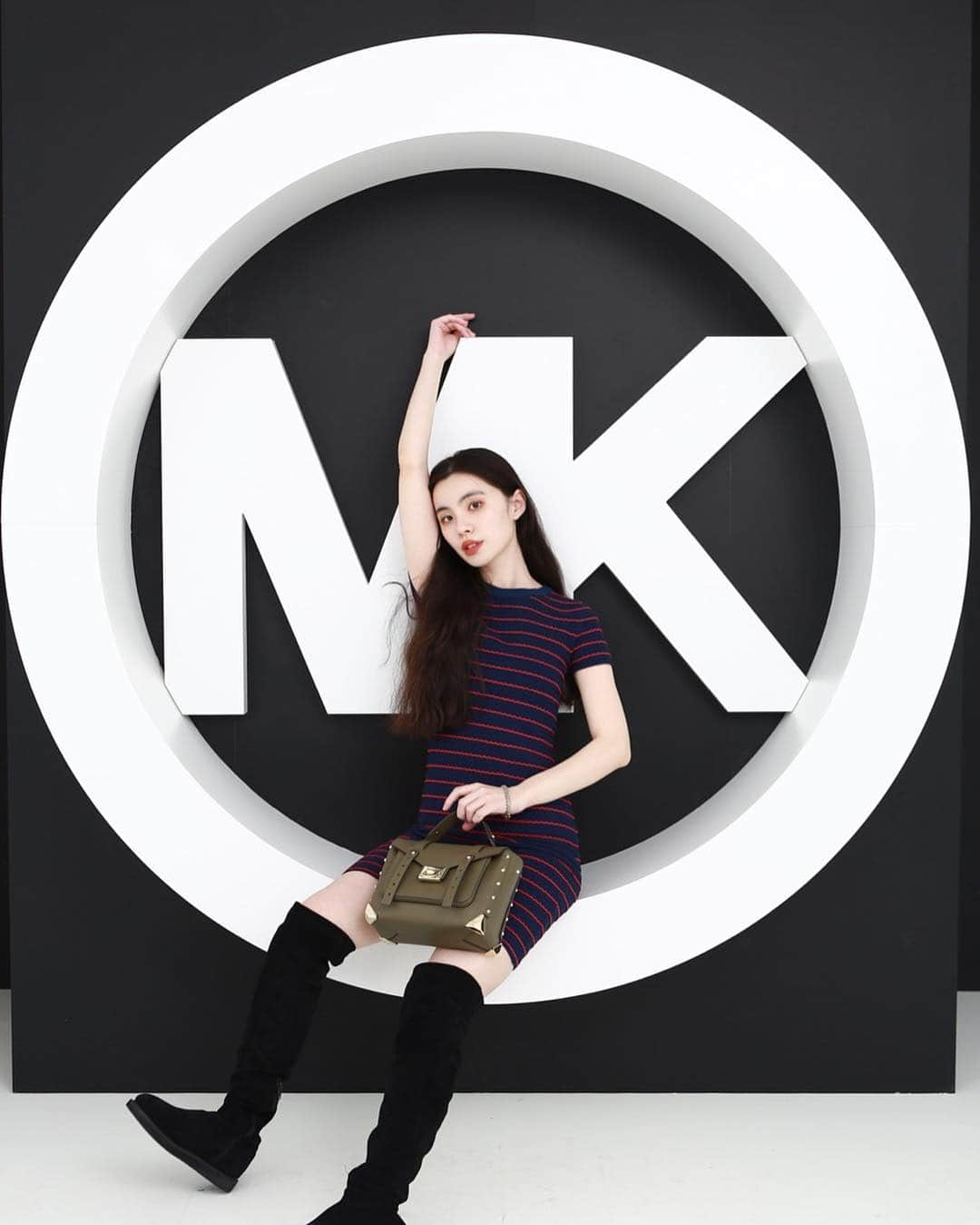 るうこさんのインスタグラム写真 - (るうこInstagram)「@michaelkors のイベントに参加させていただきました〜  バックもワンピースも #MICHAELKORS ものが想像よりはるかに入るコンパクトバックは優秀でした😄♡ #mkx本田翼」4月9日 18時50分 - rororuko