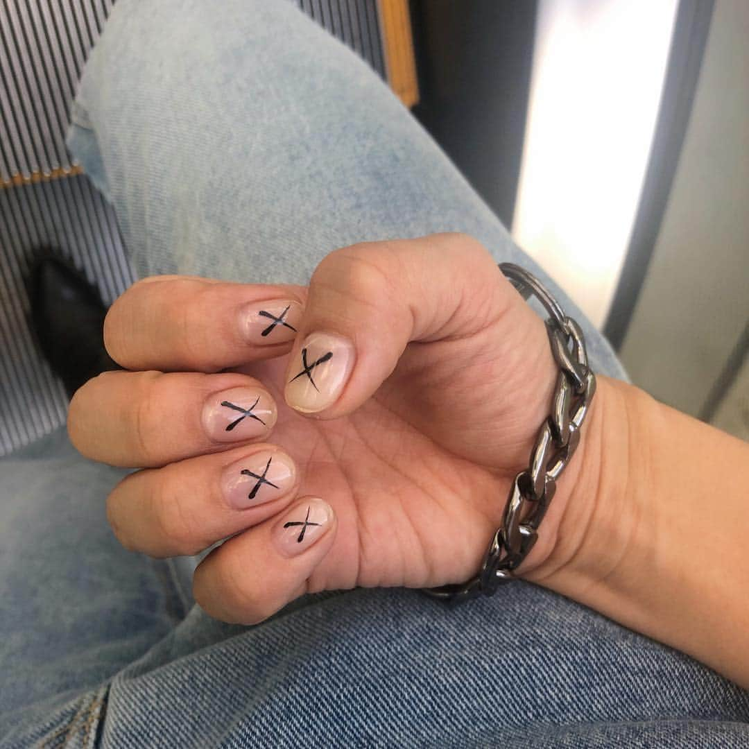 YURINOさんのインスタグラム写真 - (YURINOInstagram)「✘ ✘ 初クリアネイルだし💅🏼 ひさしぶりの短さ🤭 爪が裸の気分だワ😂😹 ゴツいアクセおきに🦋 #kaws #kawsnails #chipieee #yurinonails #monkeytime」4月9日 18時50分 - yurino_happiness