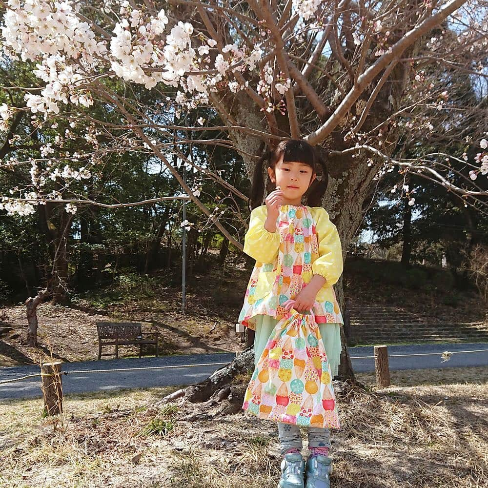 クラフトタウンさんのインスタグラム写真 - (クラフトタウンInstagram)「入園入学真っ只中の今日この頃、バイヤーやスタッフのお子さんお孫さんは明日が入園式のところが多いみたい… という流れで、今日は以前にも紹介しましたフィットパターンを使用して作ったスモックをご紹介♪ 前回は紫色の無地×ストライプのシンプル？な作品でしたが、今回は大好評のテキスタイル作家・#SONOPIENA #ソノピエナ さんデザインのプリント生地の新柄で作りました！ - - 生地を一目見た時から可愛くて何か作りたい！と気分が上がったアイスクリーム柄！！！ お子さまが着たら相乗効果でかわいいはず！とスモックを作ることに決定！ そして、ＨＰ担当のＭ氏が普段使いしたいからとリクエストがあったのでお揃いの巾着も作りました。  組み合わせた生地は#プディング 生地のイエロードット。ピンクにしようか悩みましたが元気な黄色に！ 大正解！と言いたいところですが、ピンクでも可愛かったはず！なぜなら、ソノピエナさんの柄がかわいいから！何色を合わせてもGood！ - - スタッフのお子さんに着て撮影してもらいましたが、可愛いの相乗効果で…かわいいがあふれてる！ さらに可愛いをプラスしようと大きめのリボンを付けてみましたがいかがでしょう？ 後ろ姿もキュートです。 - - スモック→フィットパターン「園児スモック」 巾着→クラフトタウンのハンドメイドレシピ内の体操服入れサイズ。 - - ソノピエナさんの新柄はアイスクリーム柄の他に「#ジュエリー柄 」と綿麻素材の「#水彩ちょうちょ柄 」があります。 ぜひ店頭でチェックしてみてくださいね。 色彩豊かで可愛らしい生地は、お子様の通園グッズ作りにはもちろん、ポーチや巾着などの小物やエプロン作りにおすすめです！ こちらはデザイナーさん監修生地ですが、#商用利用可能 です。 - - 入園式、入学式は終わった園・学校も多いとは思いますが、通園・通学はずっと続きます！ ぜひ、お子さんに手作りアイテムを作ってあげてください♪ - - #スモック #保育園 #幼稚園 #入園準備 #手芸 #ハンドメイド #パターン #手作りスモック #入園 #入園グッズ #ゆめかわ #ゆめかわいい #パステル #パステルカラー #プディング #布 #アイスクリーム #アイスクリーム柄 #リボン #巾着 #体操服入れ #ソーイング #裁縫 #トーカイ」4月9日 18時55分 - crafthearttokai