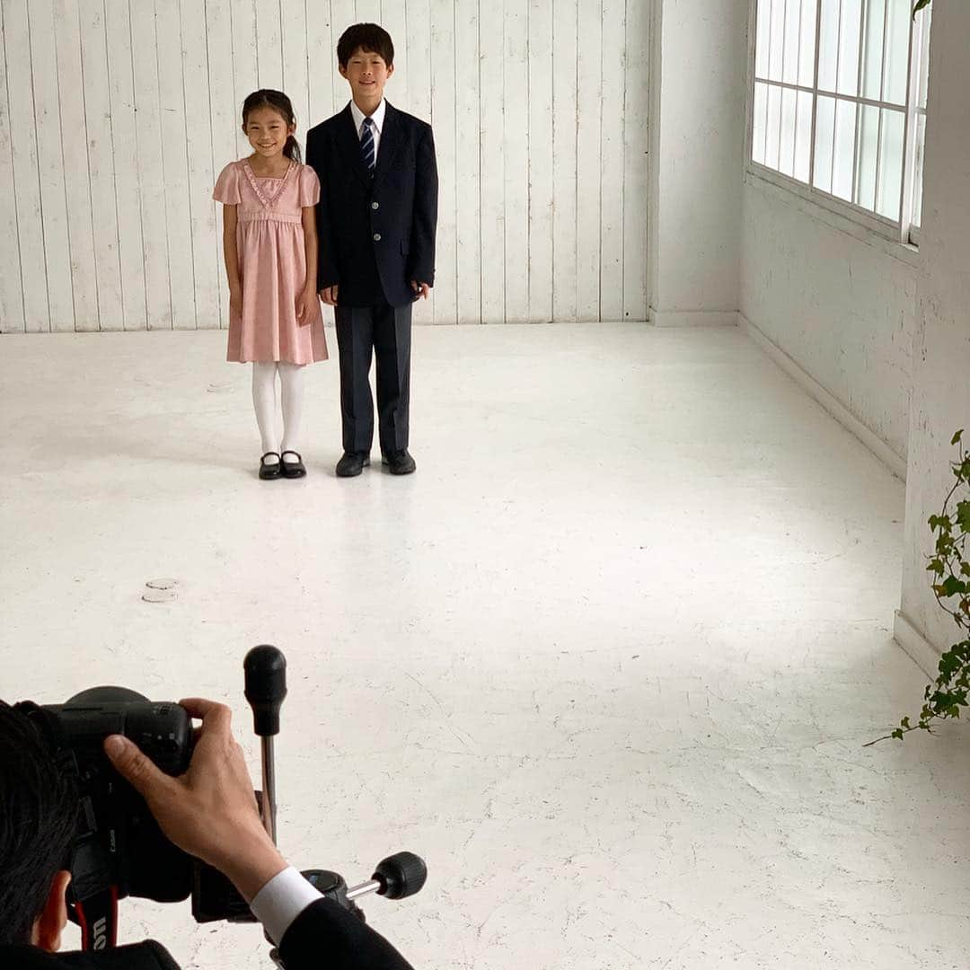 AYUMIさんのインスタグラム写真 - (AYUMIInstagram)「中学校、入学おめでとう🌸 この春は家族の記念に、外苑前にある  FIVE STUDIO @fivestudio で 家族の記念撮影をしました😊 . . #FIVESTUDIO #ファイブスタジオ #外苑前 #家族の記念 #家族写真 #感謝」4月9日 18時55分 - ayumiayunco