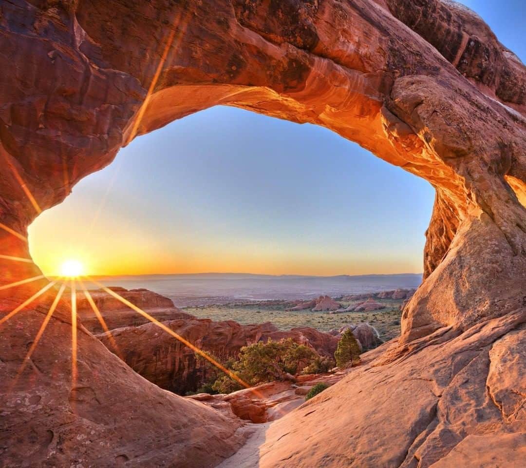 Lonely Planetさんのインスタグラム写真 - (Lonely PlanetInstagram)「We're not sure what's better – watching the sun rise through Partition Arch in #Utah's Arches National Park, or watching it set... Which national park has your heart? ❤️」4月9日 18時55分 - lonelyplanet