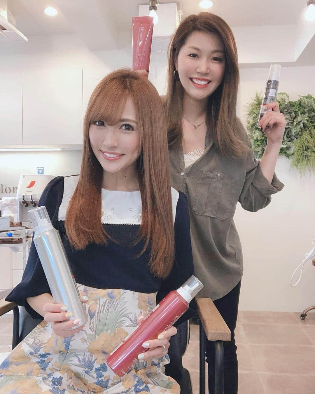 寿リリカさんのインスタグラム写真 - (寿リリカInstagram)「♡ @yuurimorishita ちゃんのご紹介で @rr_salon.aoyama へ行ってきたよ✂️💕💕 ♡ はじめてのミネコラに感動🥺✨ ハリコシもあって、柔らかい髪質に改善されるの💓 紫外線や風や砂埃に最近髪のダメージを受け続けてたから、パサパサだったのだけど、艶髪に生き返ったよ🥺✨ ♡ スクロール3枚目はNO加工なのに髪が輝いてる❣️✨✨ 動画はサイズが合わなかったので、ストーリーにのせるね💓 ♡ 6回くらいミネコラを続けると髪に定着するみたいだからこれからお世話になります😍 担当してくれた @chisaki_inoue ちゃん💓ありがとうございました❤️ ♡ @yuurimorishita ちゃんみたいな艶髪になれてうれしいなぁ😍半個室になっていて子連れも大歓迎のママに優しいサロンだったよ💖 ♡  salonオリジナルのヘアケアアイテムもどれも良くて、洗い流さないトリートメントもgetしたのでホームケアもがんばる💖 ♡ #ミネコラ #ミネコラ青山 #ミネコラトリートメント #ミネコラ認定サロン #rrsalon」4月9日 18時56分 - ririkakotobuki