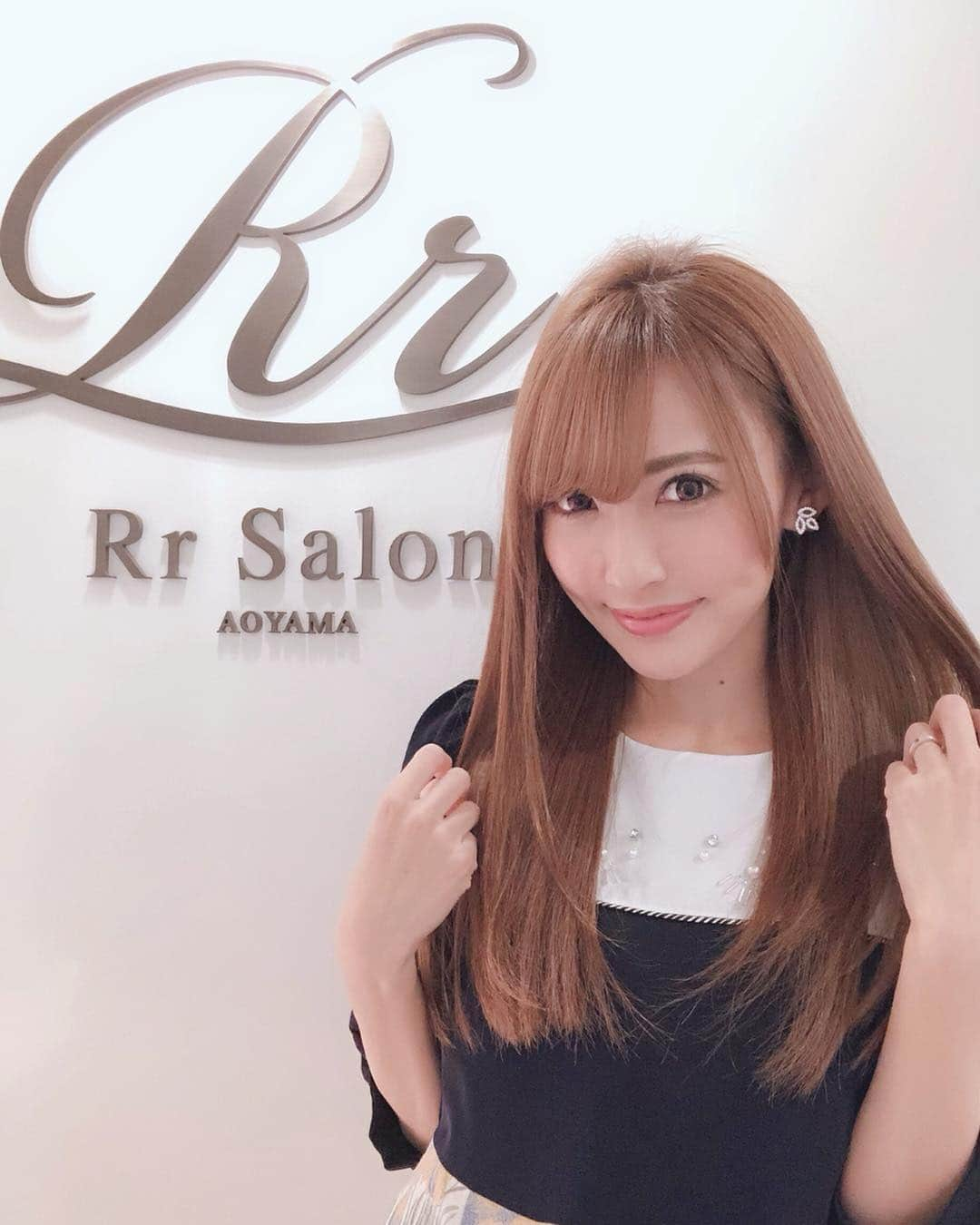 寿リリカさんのインスタグラム写真 - (寿リリカInstagram)「♡ @yuurimorishita ちゃんのご紹介で @rr_salon.aoyama へ行ってきたよ✂️💕💕 ♡ はじめてのミネコラに感動🥺✨ ハリコシもあって、柔らかい髪質に改善されるの💓 紫外線や風や砂埃に最近髪のダメージを受け続けてたから、パサパサだったのだけど、艶髪に生き返ったよ🥺✨ ♡ スクロール3枚目はNO加工なのに髪が輝いてる❣️✨✨ 動画はサイズが合わなかったので、ストーリーにのせるね💓 ♡ 6回くらいミネコラを続けると髪に定着するみたいだからこれからお世話になります😍 担当してくれた @chisaki_inoue ちゃん💓ありがとうございました❤️ ♡ @yuurimorishita ちゃんみたいな艶髪になれてうれしいなぁ😍半個室になっていて子連れも大歓迎のママに優しいサロンだったよ💖 ♡  salonオリジナルのヘアケアアイテムもどれも良くて、洗い流さないトリートメントもgetしたのでホームケアもがんばる💖 ♡ #ミネコラ #ミネコラ青山 #ミネコラトリートメント #ミネコラ認定サロン #rrsalon」4月9日 18時56分 - ririkakotobuki