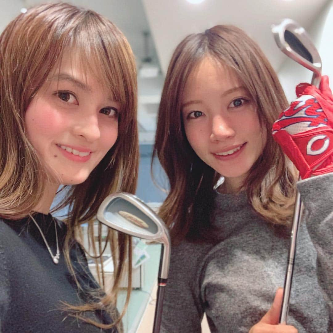 古田ちさこさんのインスタグラム写真 - (古田ちさこInstagram)「練習練習⛳️ 今月もお世話になっています❇︎ @masa.kidokoro 先生の女性のゴルフスイング向上レッスン🏌️‍♀️✨ 城所さんは初心者上級者問わず教えて下さるのでゴルフでは大先輩の @okuyama_kaori 夏織ちゃんも一緒に！♬ 夏織ちゃんもばっちり手応えを掴めたようです✨ 私は前回のレッスン以降コースを2箇所まわっていて、ついつい前に飛べば良いのだー💫スイングになってしまっていたので軌道修正してもらいました💦 野球がない間の趣味としてオフから始めたゴルフ。 なんだかんだシーズン始まっても続けていて人間関係も深まって、良い趣味見つけたなぁと思っています♡ しっかり教えてくれている先生、付き合ってくれているお友達の為にも早く人並みになりたい꒰꒪꒫꒪⌯꒱ 📍#JGMゴルフクラブ自由が丘サロン  #golf#ゴルフ#ゴルフ初心者#ゴルフ練習#ゴルフ女子#初心者ゴルフ女子#カープ手袋#カープゴルフ#カープゴルフグッズ#カープコラボ#ゴルフ女子コーデ#golffashion#ゴルフ好きな人と繋がりたい#野球とゴルフと筋トレが好きな人と繋がりたい笑」4月9日 19時00分 - chisakofuruta